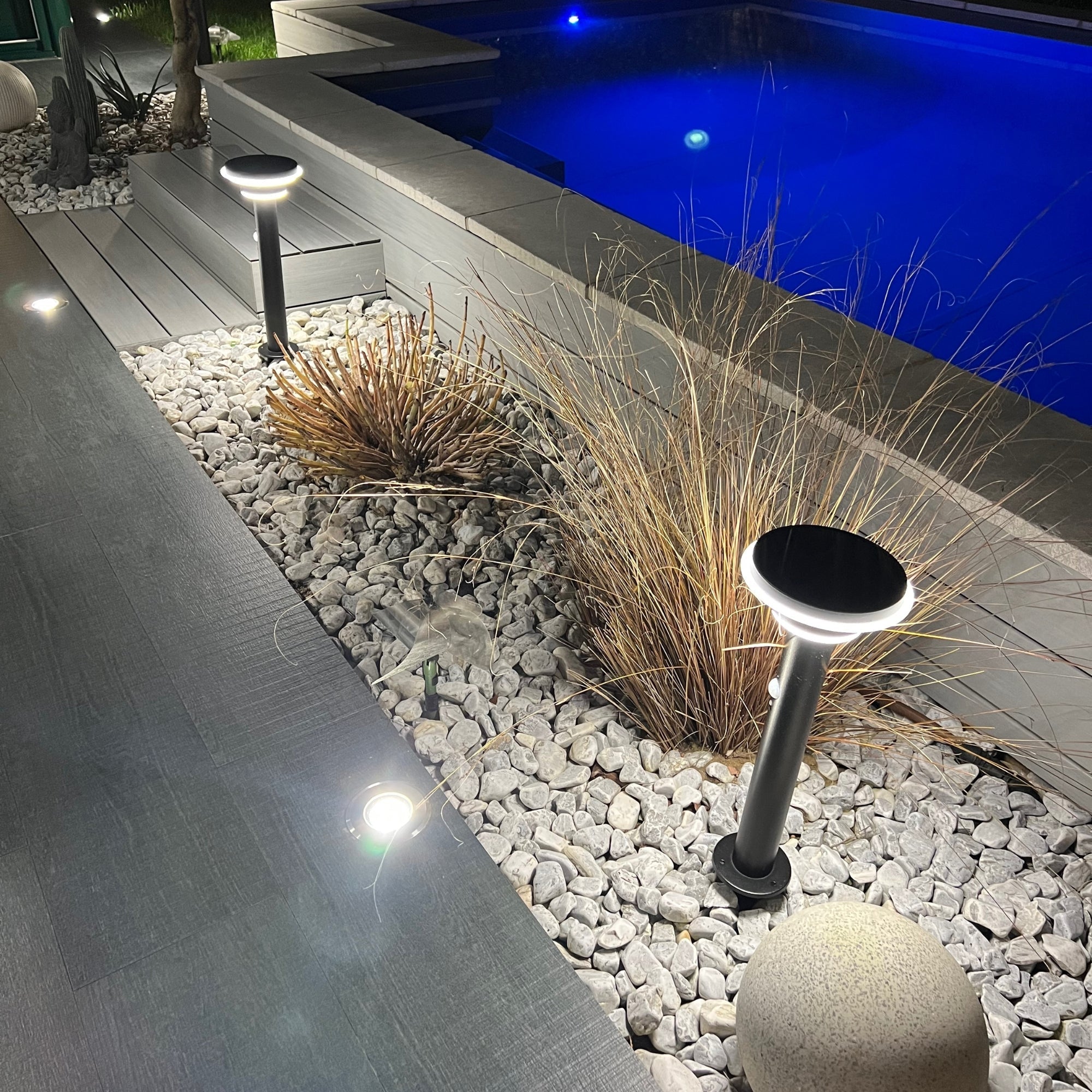 Borne Led solaire GENOVA - Détecteur de mouvements - 3 modes d'éclairage 75 à 600 lumens - Lumihome