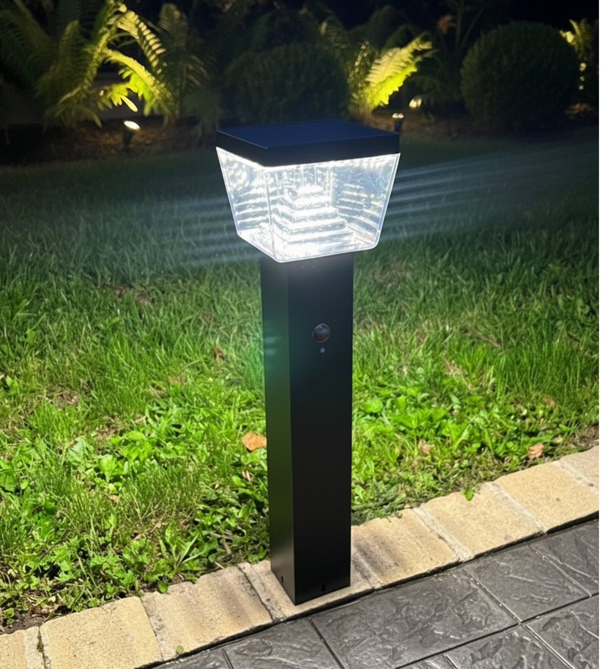 Borne Led solaire LIBERTY - Détecteur de mouvements - 3 modes d'éclairages 100 à 1000 lumens - Lumihome
