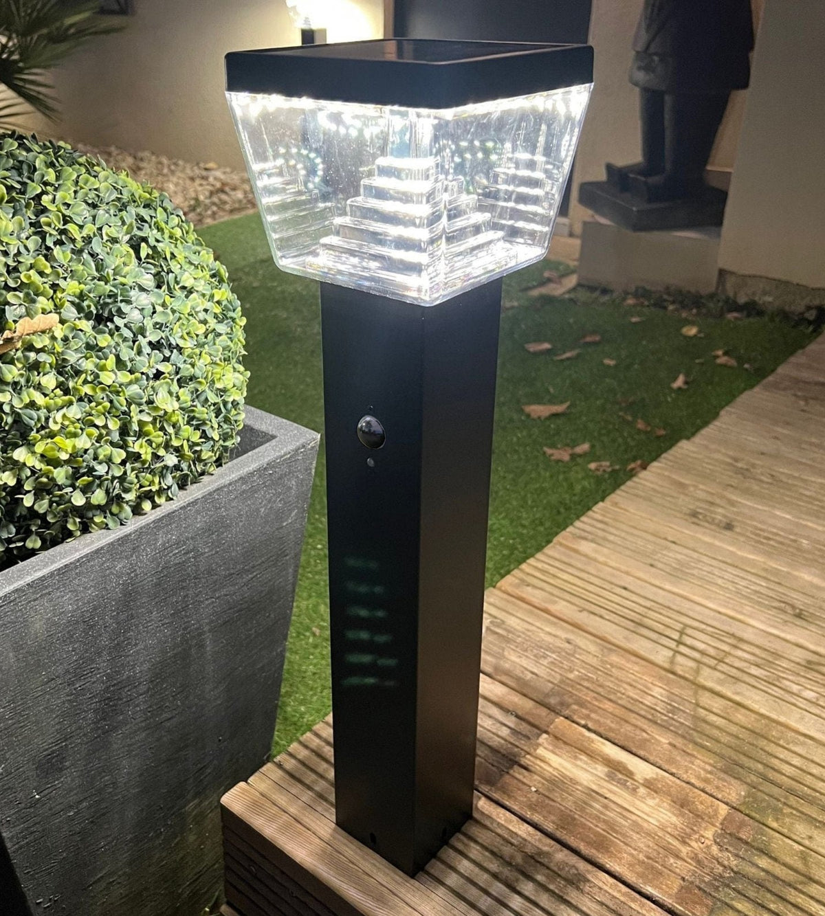 Borne Led solaire LIBERTY - Détecteur de mouvements - 3 modes d'éclairages 100 à 1000 lumens - Lumihome