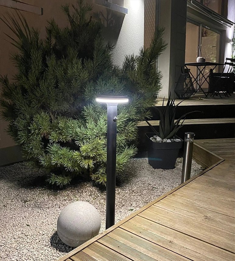 Borne Led solaire LIVING - Détecteur de mouvements - 3 modes d'éclairages 75 à 600 lumens - Lumihome
