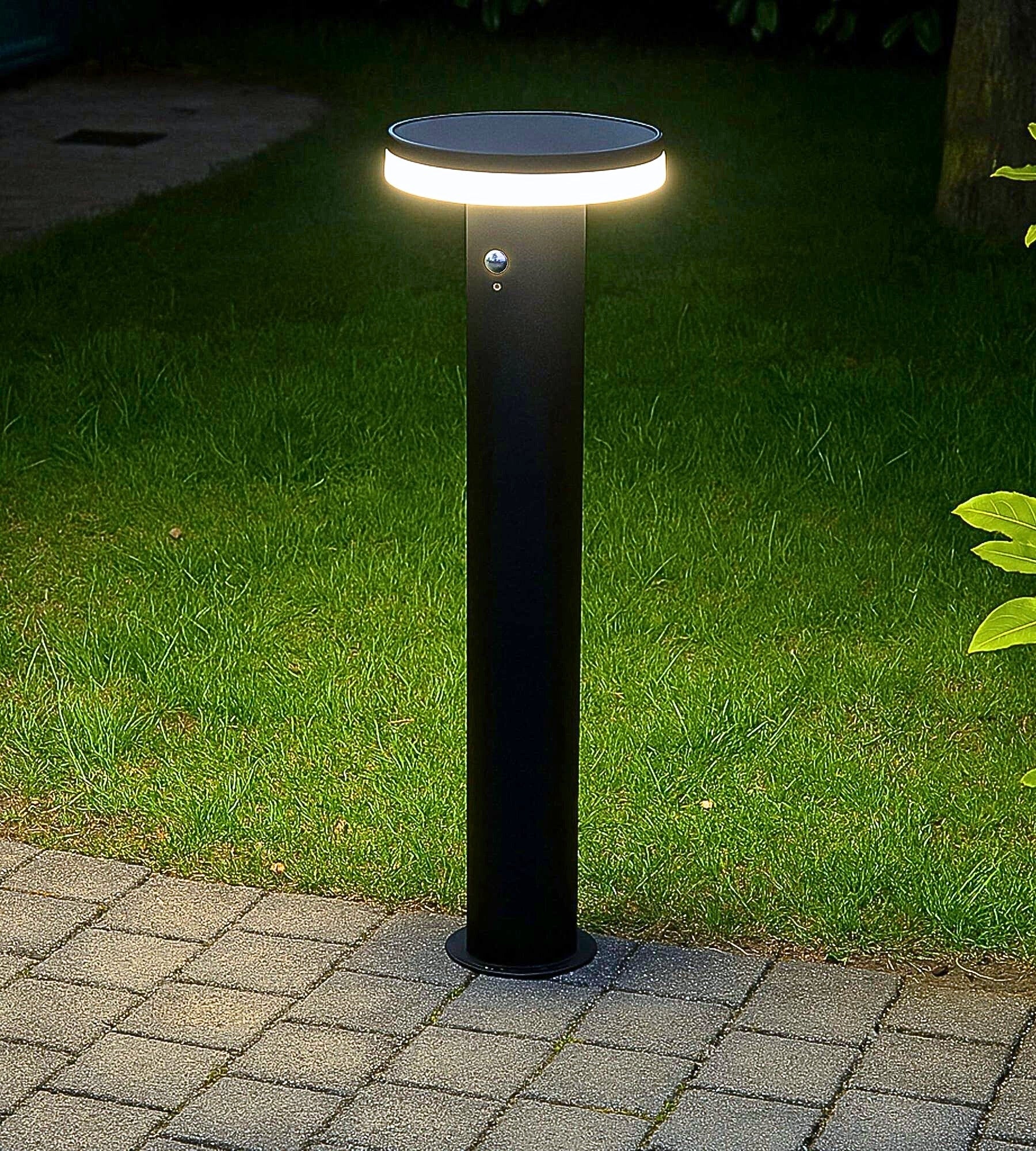 Borne Led solaire noire ALTO - Détecteur de mouvements - 3 modes d'éclairage de 150 à 1000 lumens - Lumihome