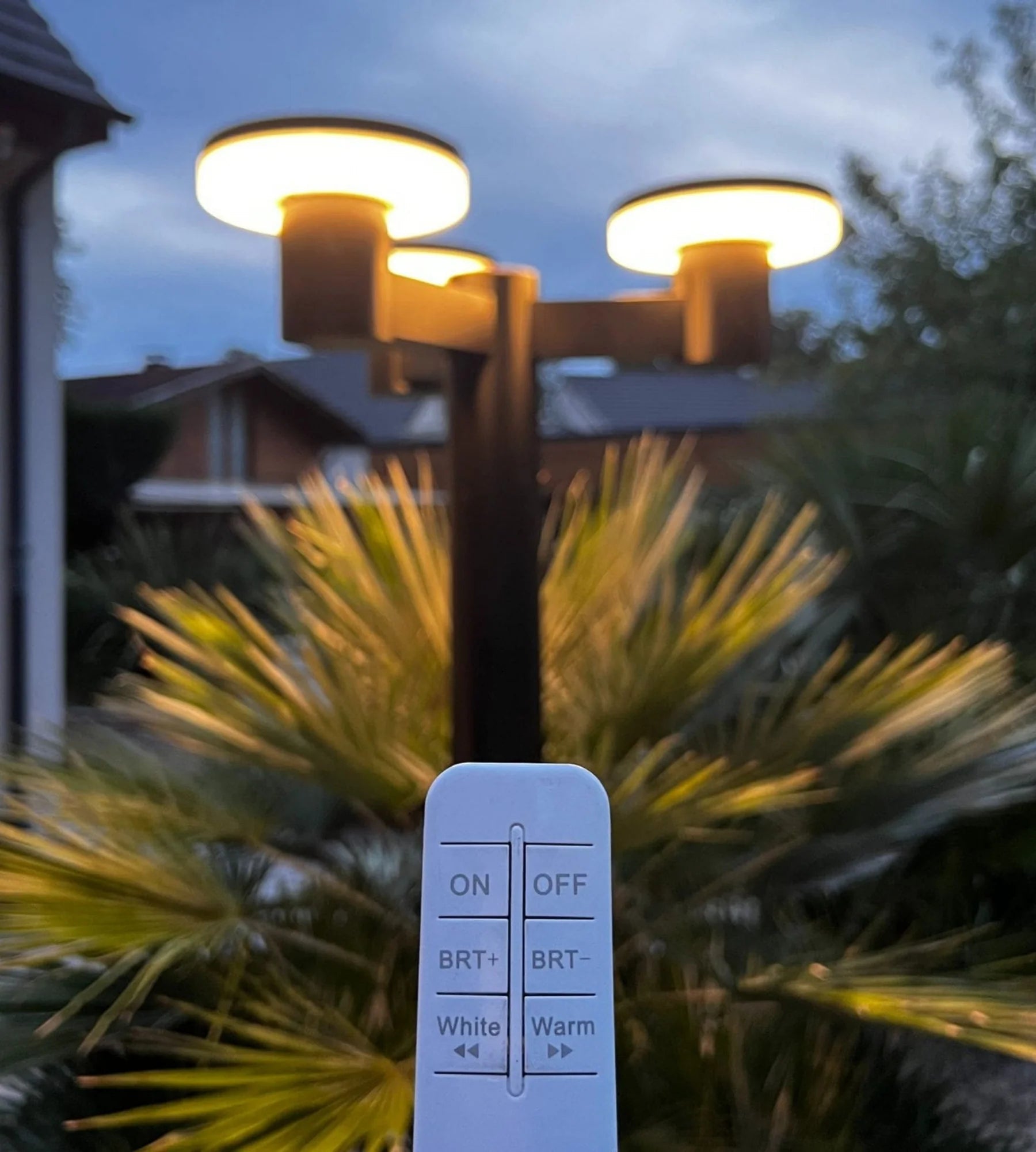 Lampadaire solaire Led ALTO 3000 - Hauteur 2m - Télécommandable - 300 à 3000 lumens - Lumihome