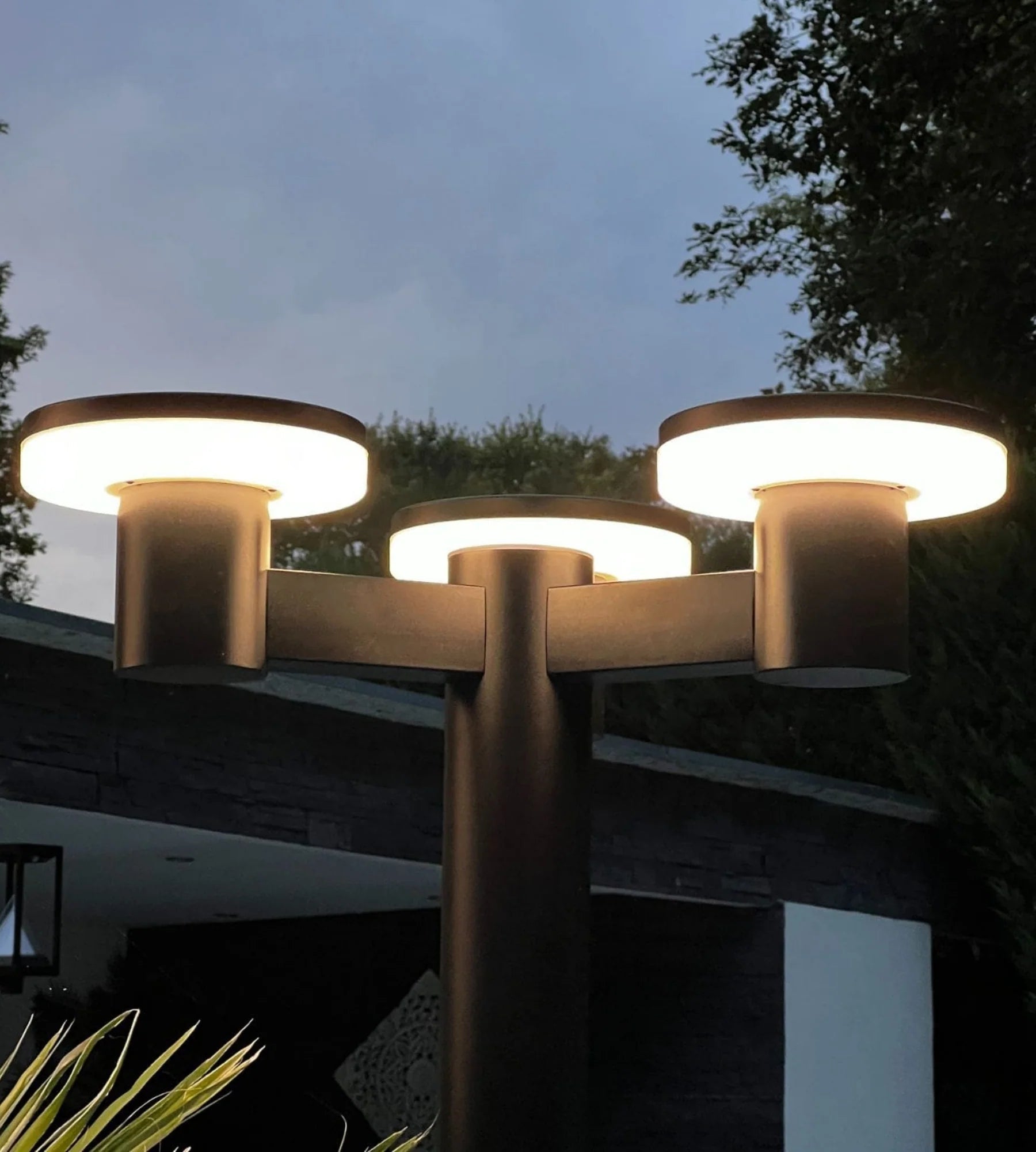 Lampadaire solaire Led ALTO 3000 - Hauteur 2m - Télécommandable - 300 à 3000 lumens - Lumihome