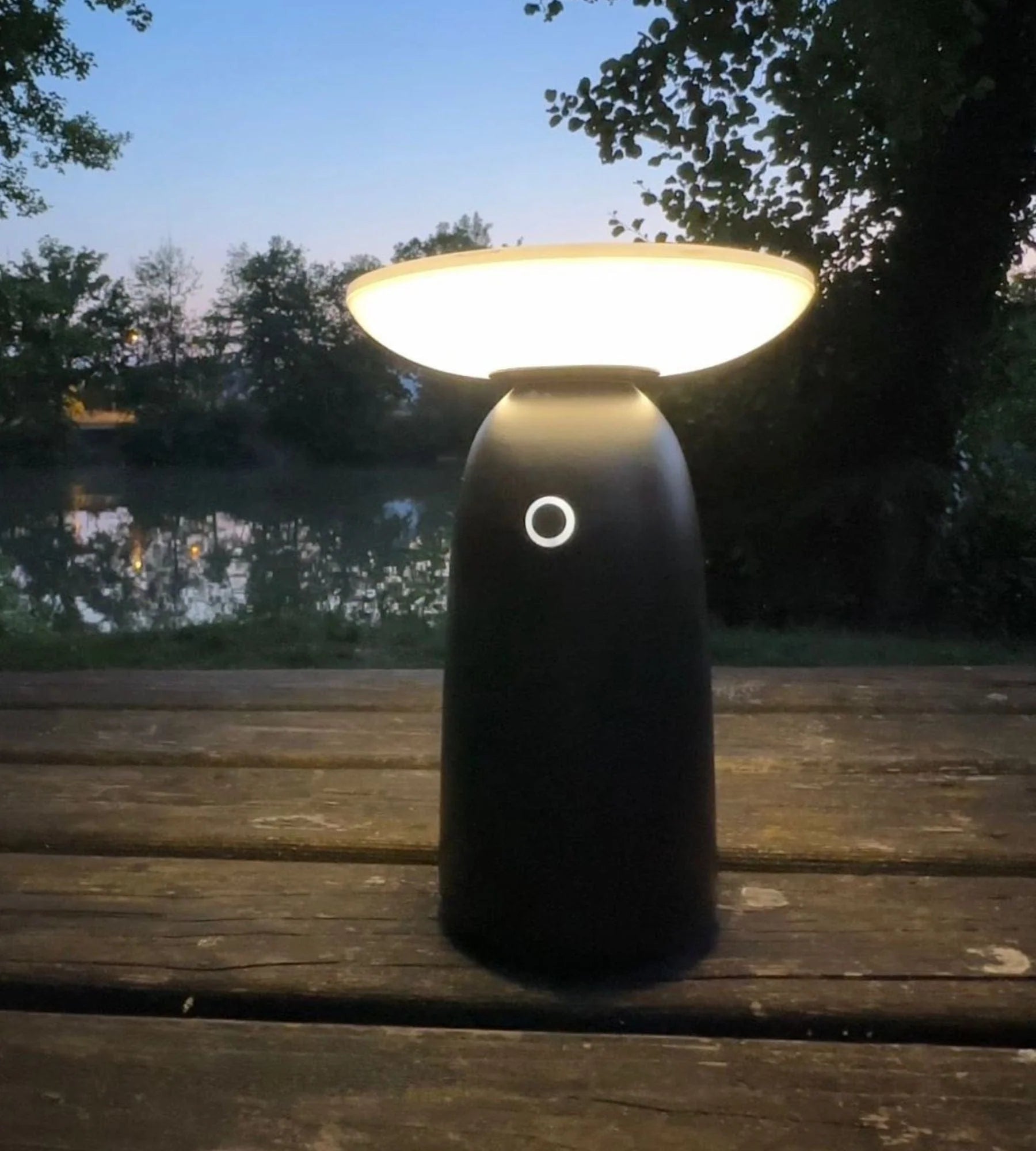 Lampe de table Led solaire noire HALO - 2 modes d'éclairage 100 à 1000 lumens - 4000K - Prise USB - C - Lumihome