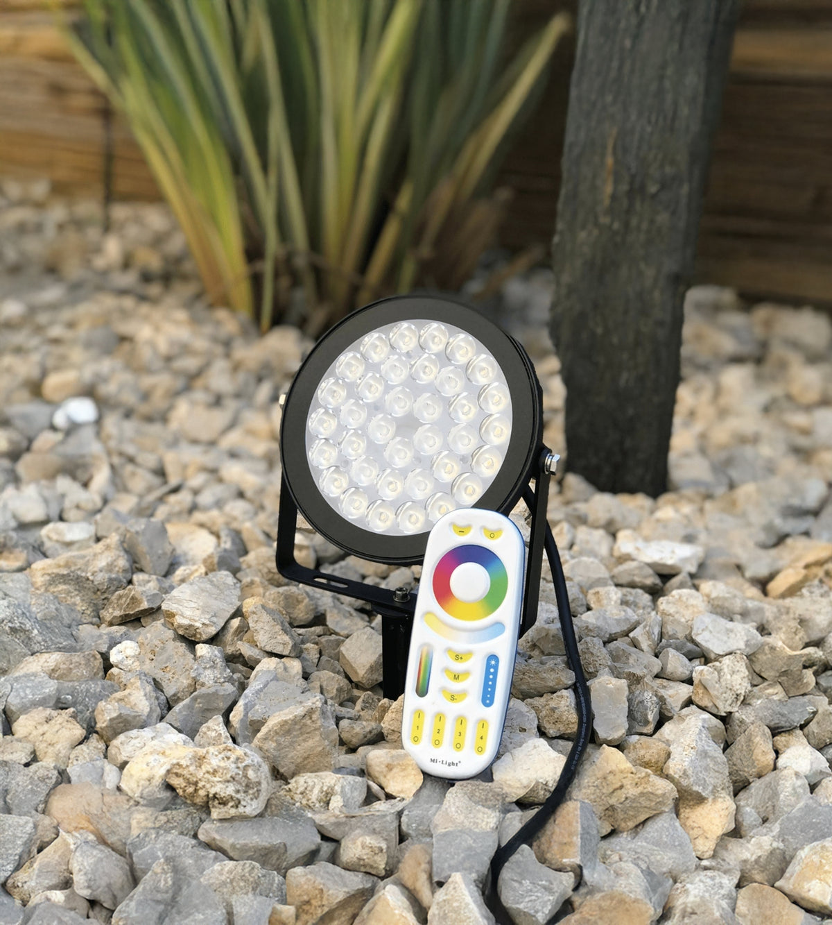 Foco con estaca controlable por mando a distancia RGB/CCT 15W - FUTC03 - 230V - Ø 17 cm - Mando a distancia no incluido