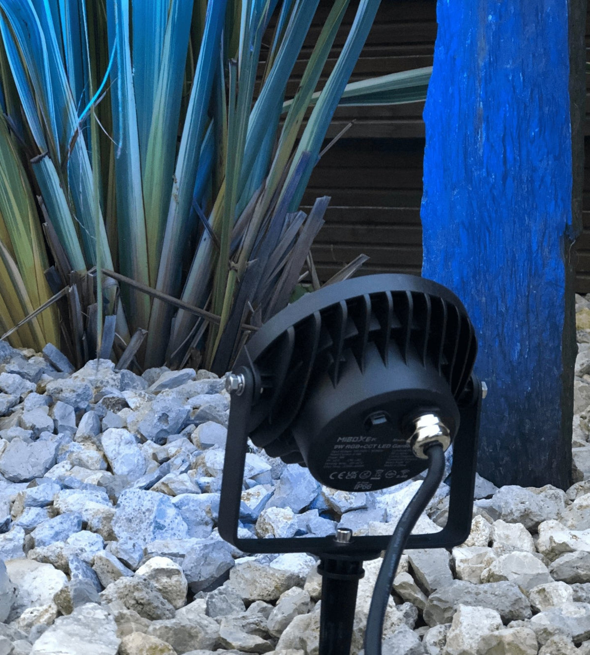 Foco con estaca controlable por mando a distancia RGB/CCT 9W - FUTC02 - 230V - Ø 13.3 cm - Mando a distancia no incluido