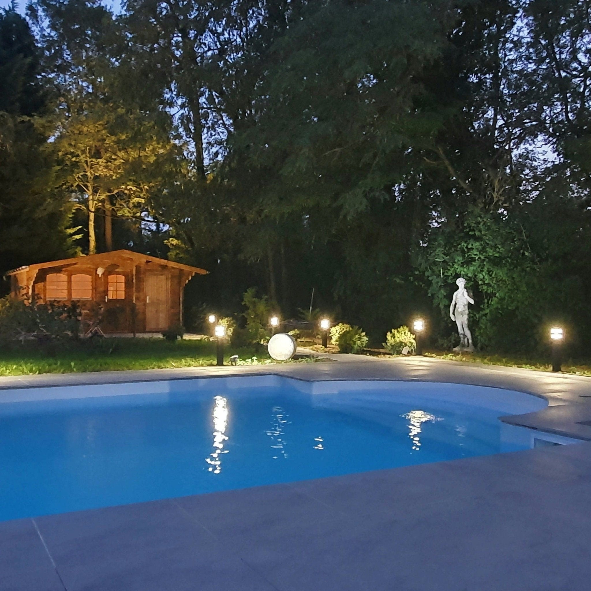 Borne Led Pyramide noire PYR60N–12V - Spécial abords piscine - Hauteur 60 cm - 12V -1000 lumens - Transformateur non fourni - Lumihome-France.com