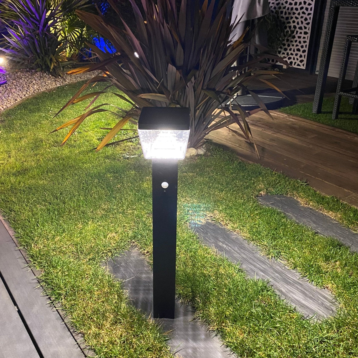 Borne Led solaire LIBERTY - Détecteur de mouvements - 3 modes d'éclairages - 75 à 600 lumens - Lumihome-France.com