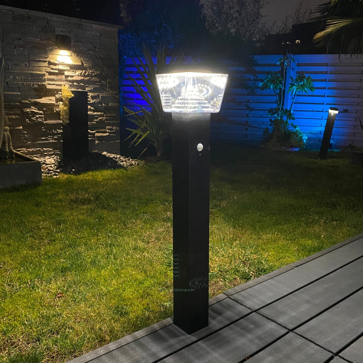 Borne Led solaire LIBERTY - Détecteur de mouvements - 3 modes d'éclairages - 75 à 600 lumens - Lumihome-France.com