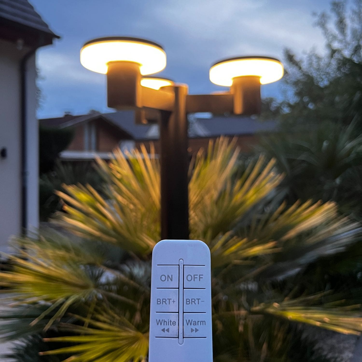 Lampadaire solaire Led ALTO 3000 - Hauteur 2m - Télécommandable - 300 à 3000 lumens - Lumihome-France.com