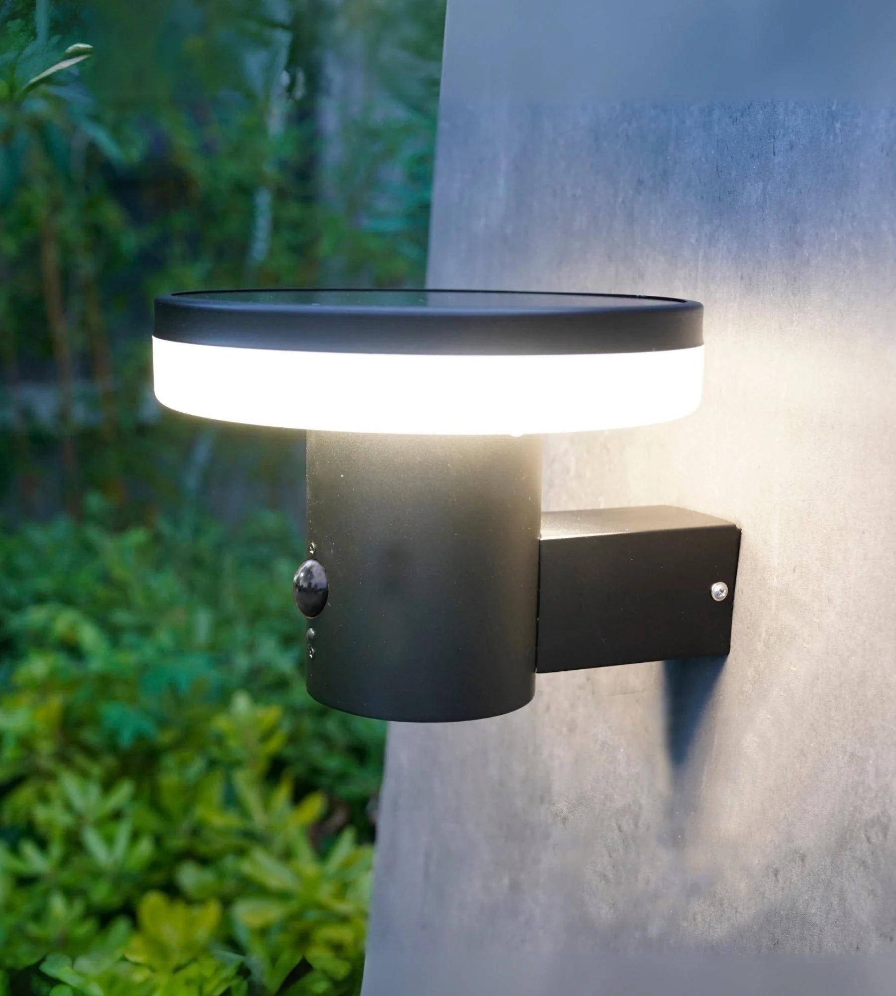 Applique Led solaire ALTO+ télécommandable - Détecteur de mouvements - 3 modes d'éclairage 150 à 1000 lumens - Lumihome