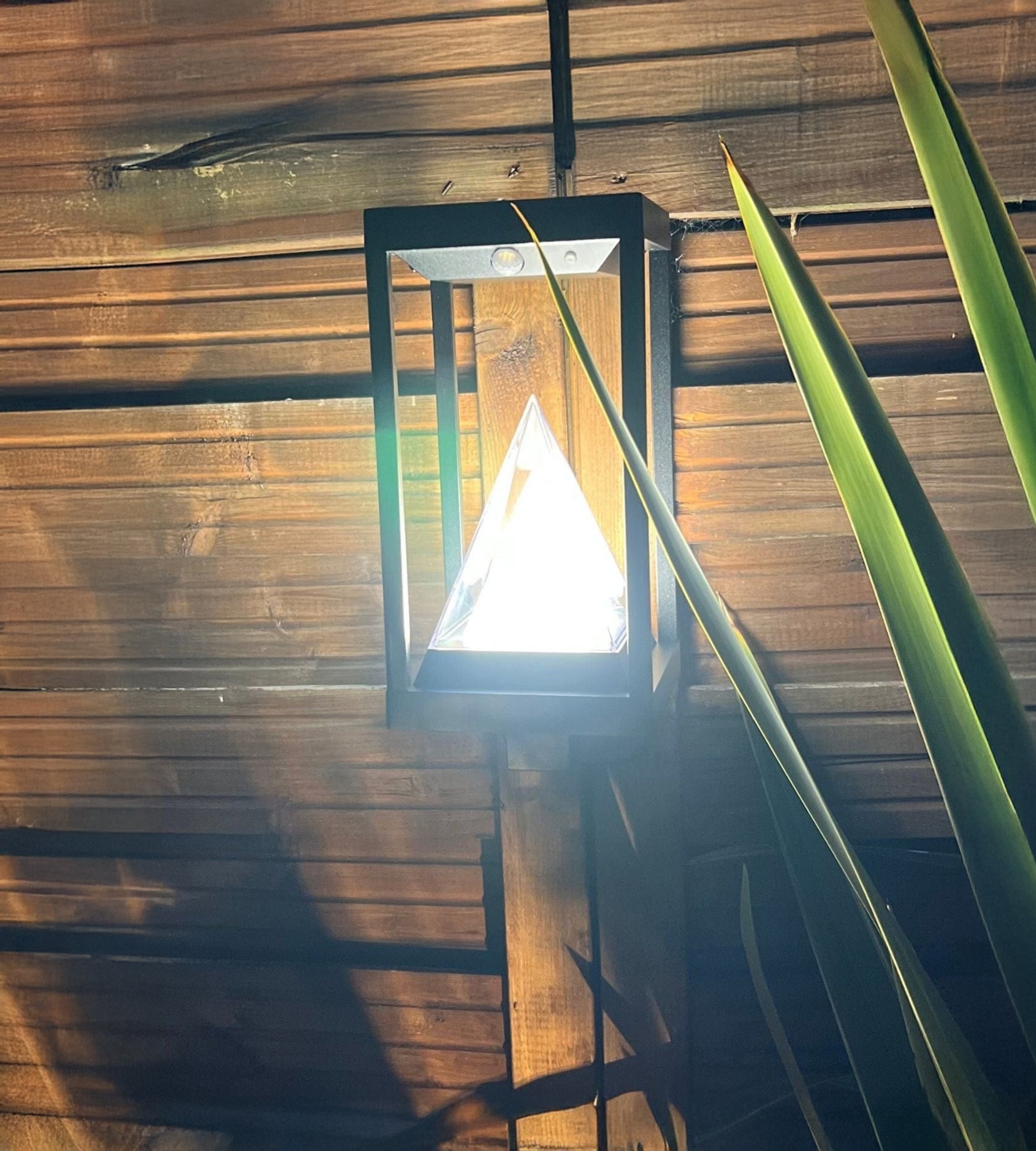 Applique Led solaire KEOPS - Détecteur de mouvements - 3 modes d'éclairage 75 à 600 lumens - Lumihome