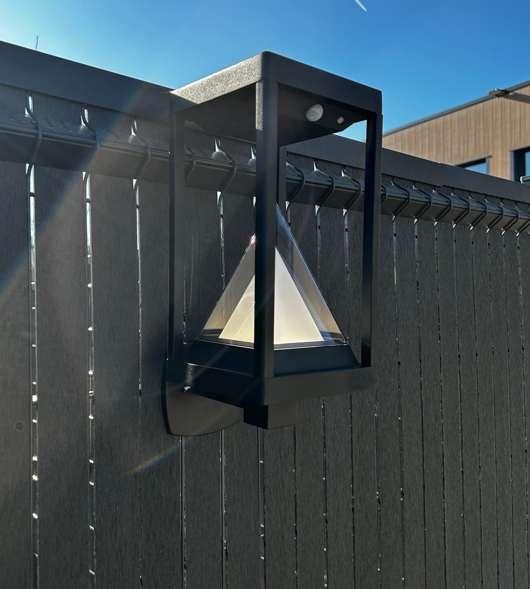 Applique murale extérieure LED solaire KEOPS, Noire, avec détecteur - 3 modes d'éclairage 75 à 600 lumens