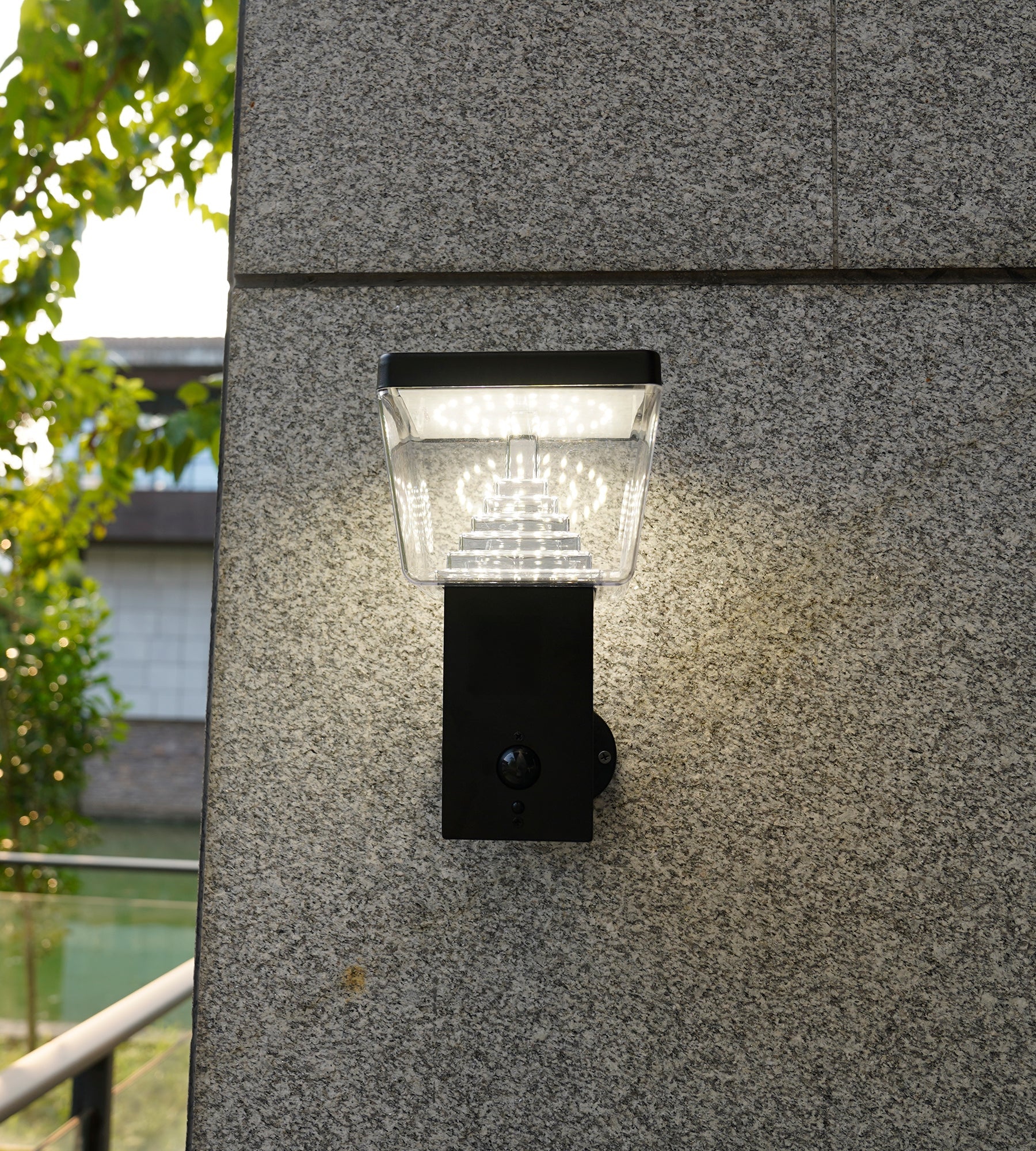 Applique Led solaire LIBERTY - Détecteur de mouvements - 3 modes d'éclairage 100 à 1000 lumens - Lumihome