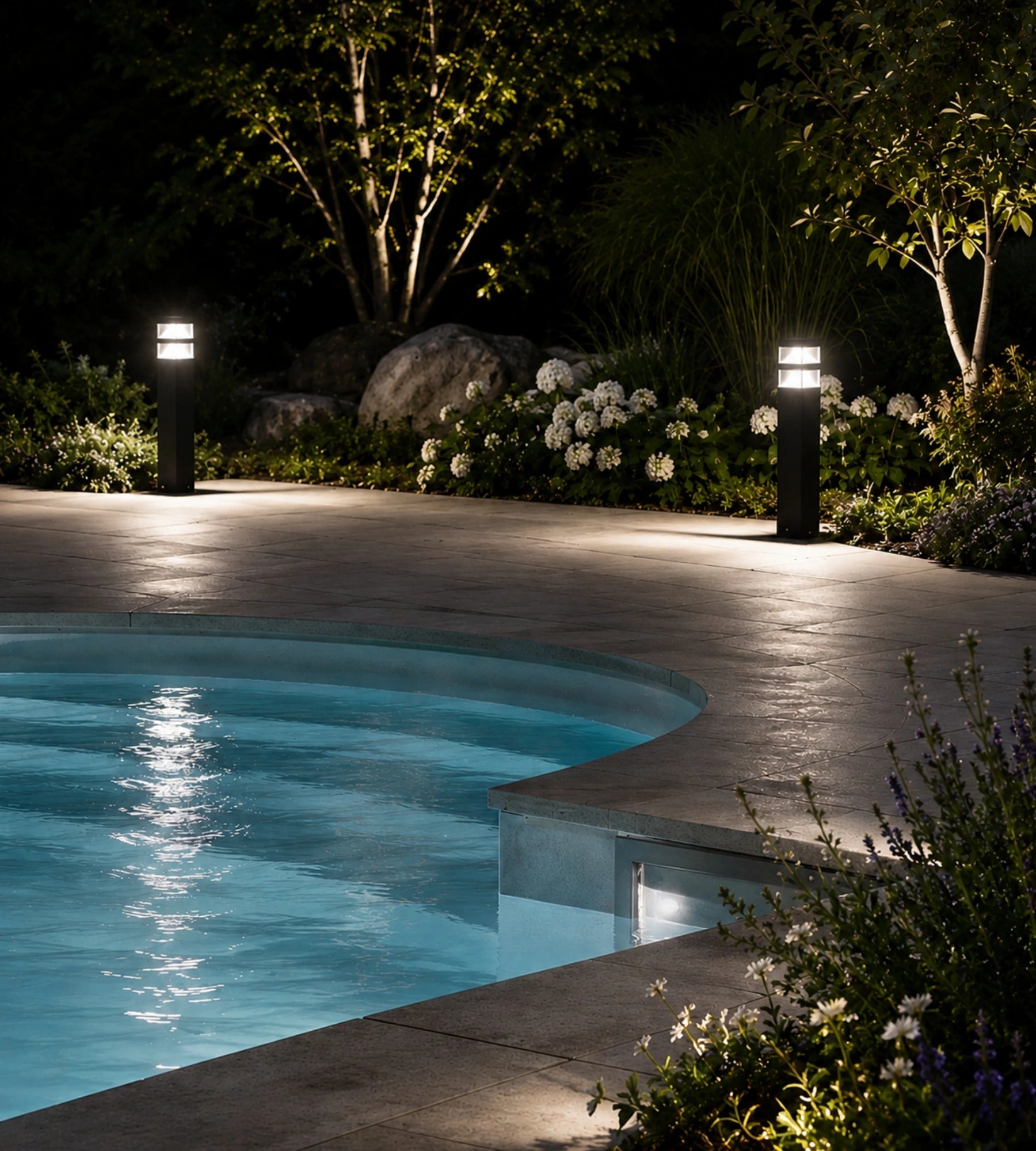Borne Led Pyramide abords de piscine - 12V - 1000 lumens - 4000K - Lumihome