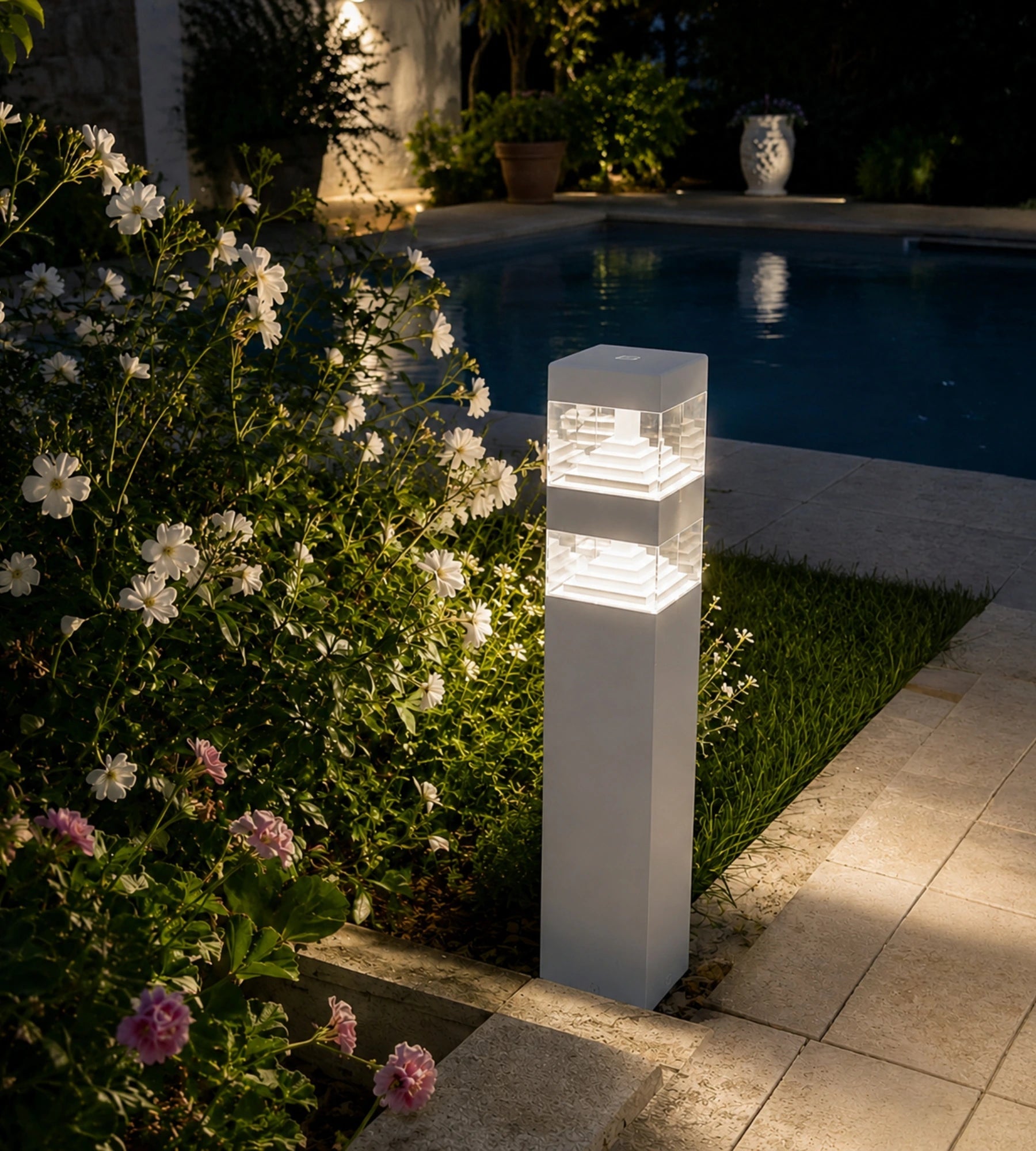 Borne Led Pyramide abords de piscine - 12V - 1000 lumens - 4000K - Lumihome