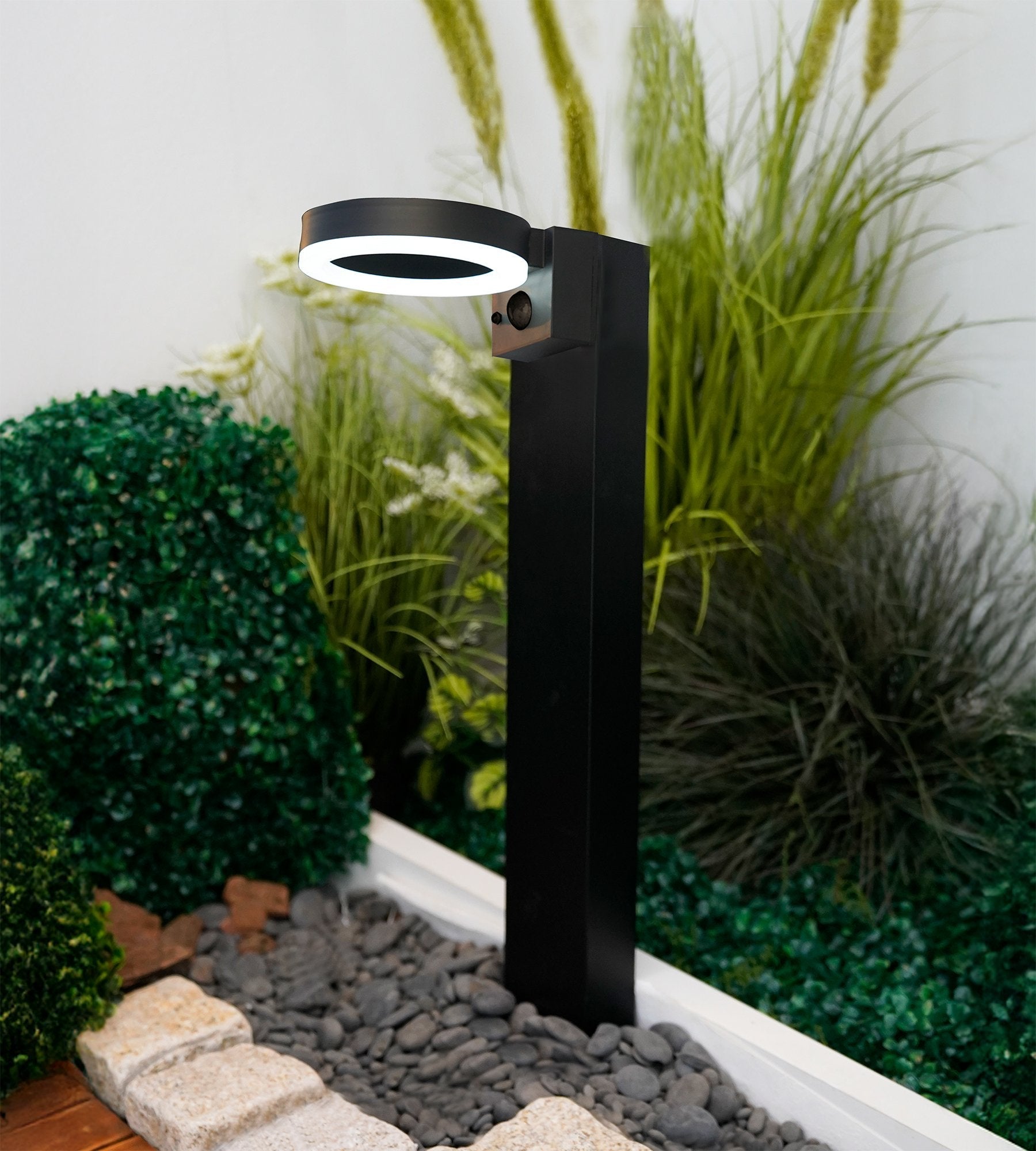 Borne Led solaire DAYTONA - Détecteur de mouvements - 3 modes d'éclairages 100 à 1000 lumens - Lumihome