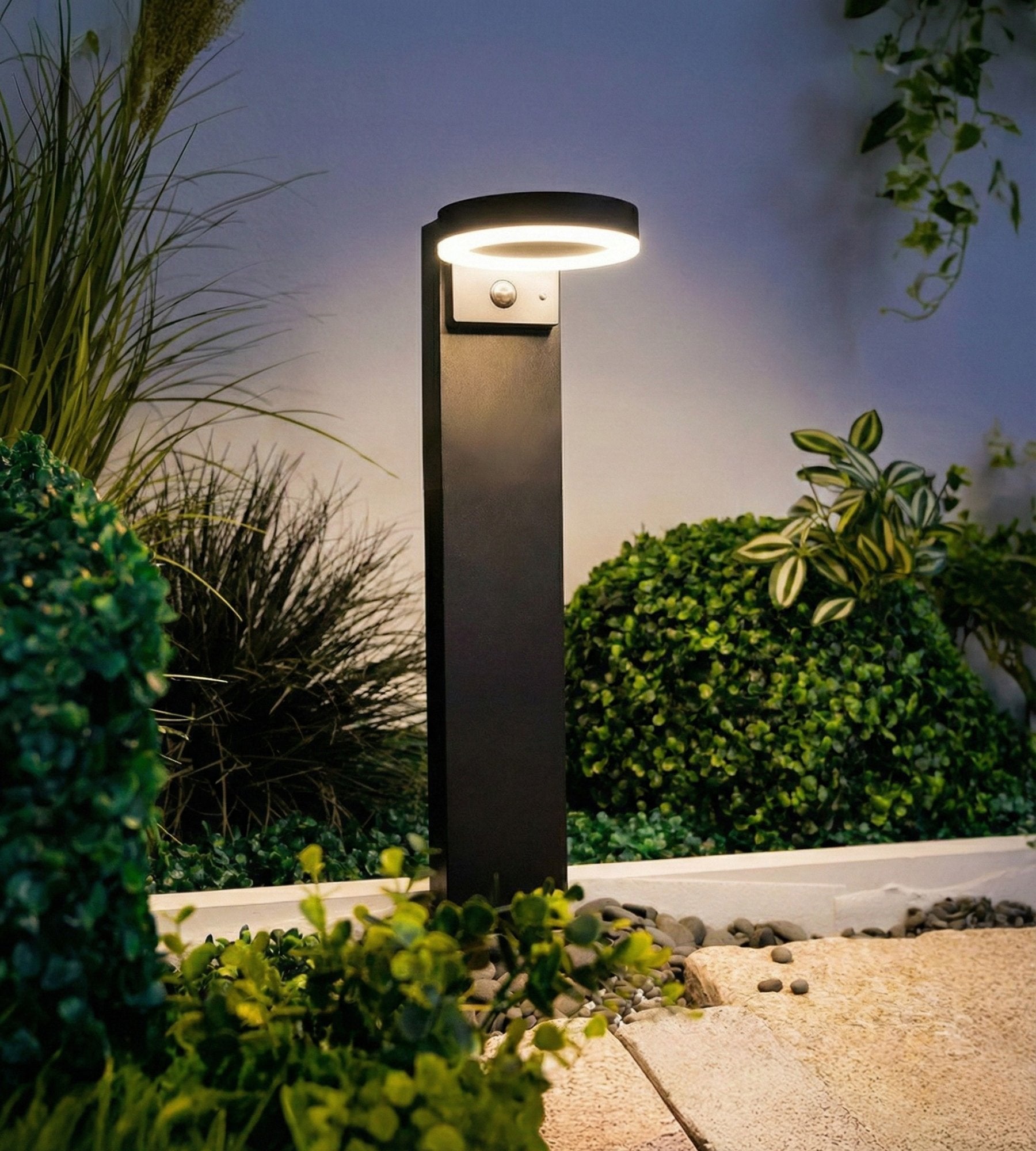 Borne Led solaire DAYTONA - Détecteur de mouvements - 3 modes d'éclairages 100 à 1000 lumens - Lumihome