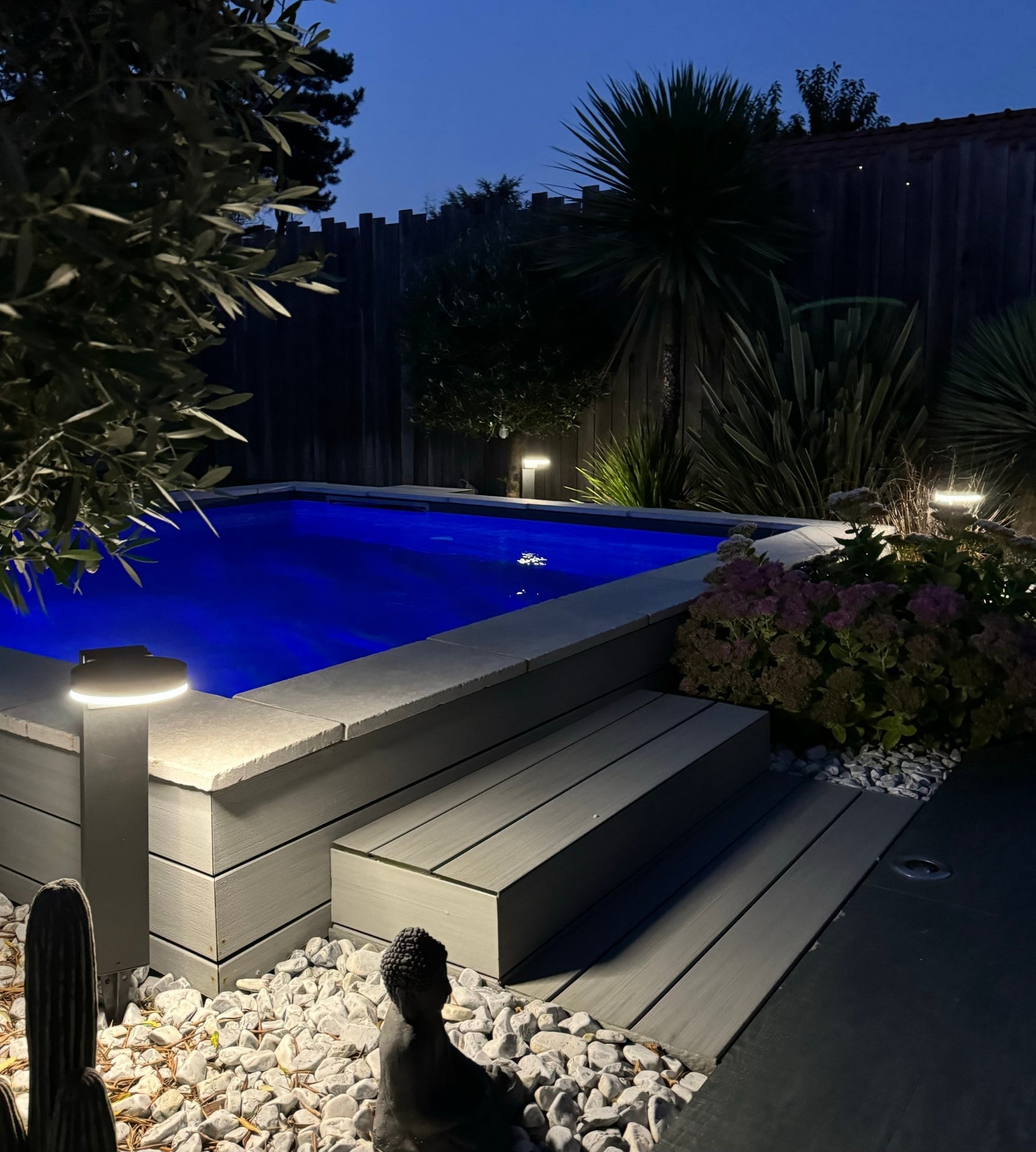Borne Led solaire DAYTONA - Détecteur de mouvements - 3 modes d'éclairages 100 à 1000 lumens - Lumihome