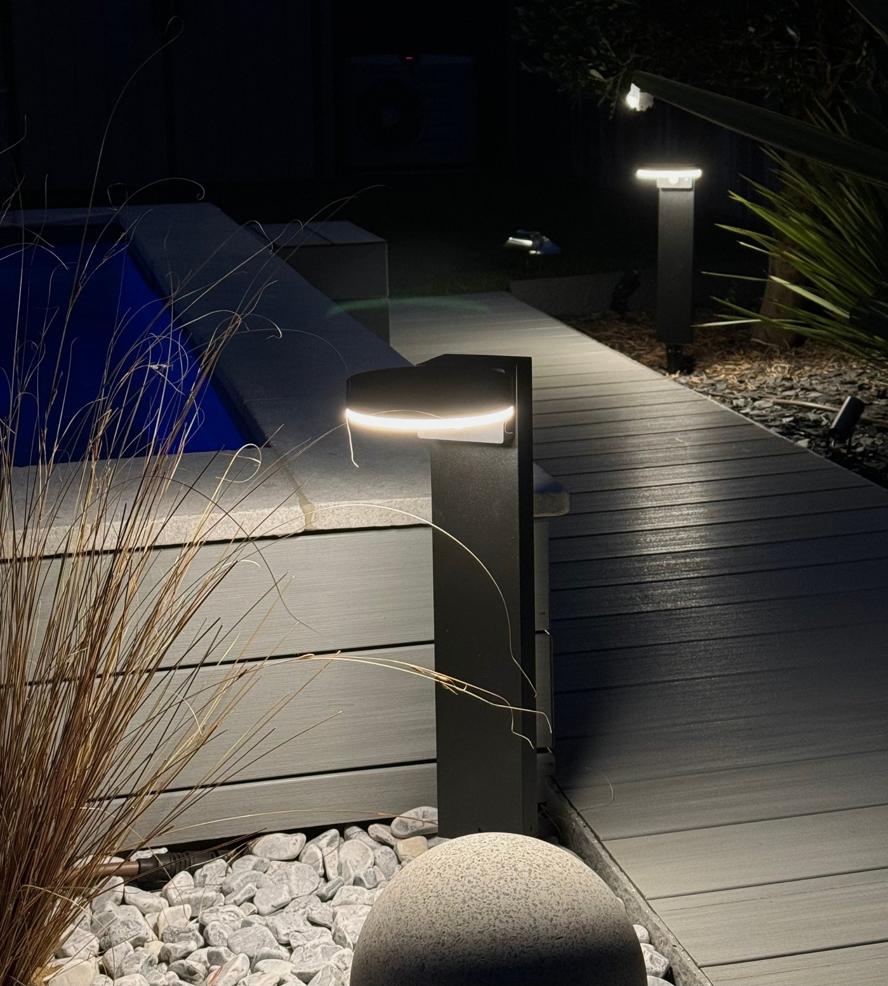 Borne Led solaire DAYTONA - Détecteur de mouvements - 3 modes d'éclairages 100 à 1000 lumens - Lumihome