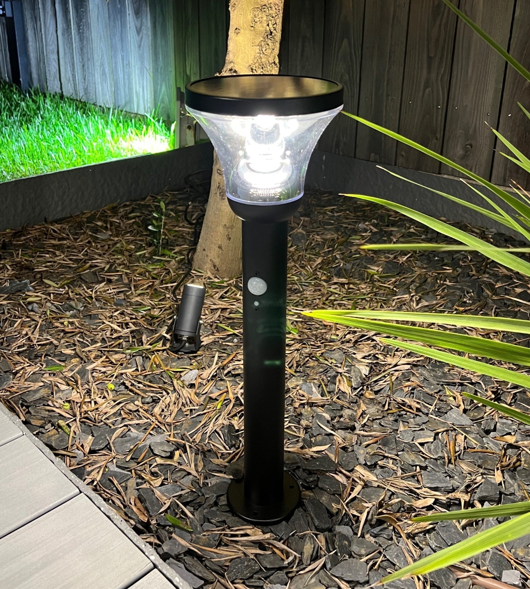 Borne Led solaire DIVA - Détecteur de mouvements - 3 modes d'éclairage de 75 à 600 lumens - Lumihome