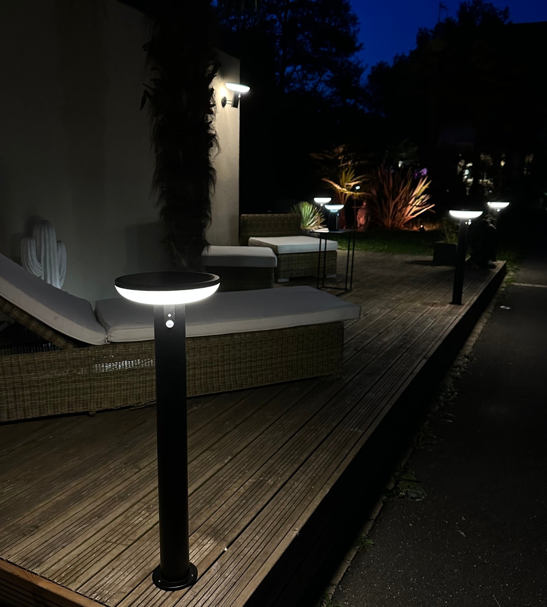 Borne Led solaire HALO - Détecteur de mouvements - 3 modes d'éclairages 100 à 1000 lumens - Lumihome