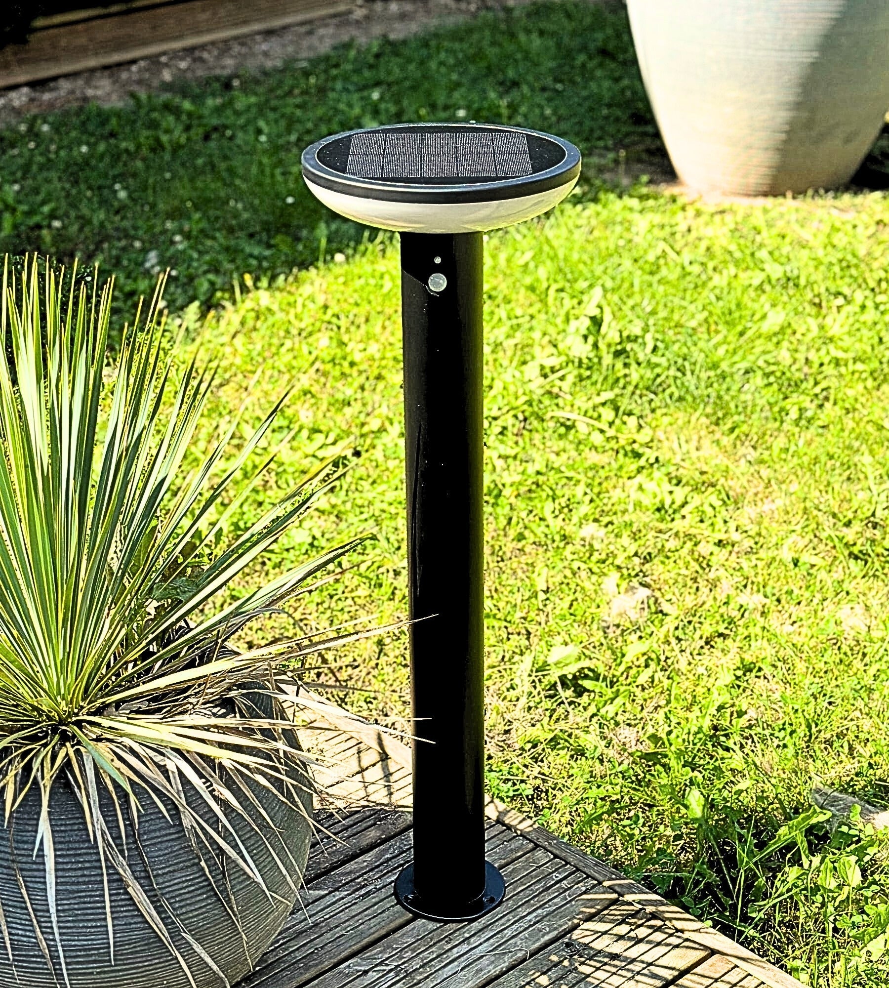 Borne Led solaire HALO+ Télécommandable - Lumihome