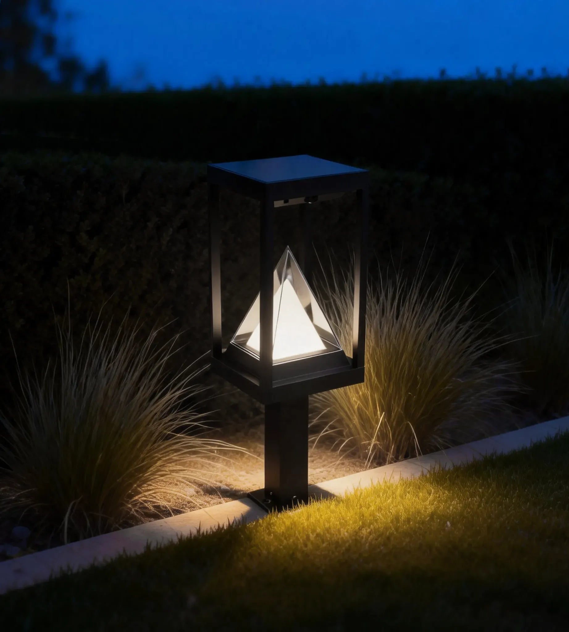 Borne Led solaire KEOPS - Détecteur de mouvements - 3 modes d'éclairages 100 à 1000 lumens - Lumihome