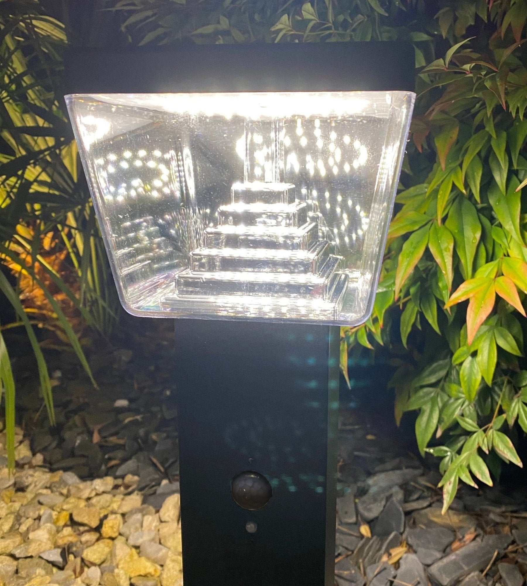 Borne Led solaire LIBERTY - Détecteur de mouvements - 3 modes d'éclairages 100 à 1000 lumens - Lumihome
