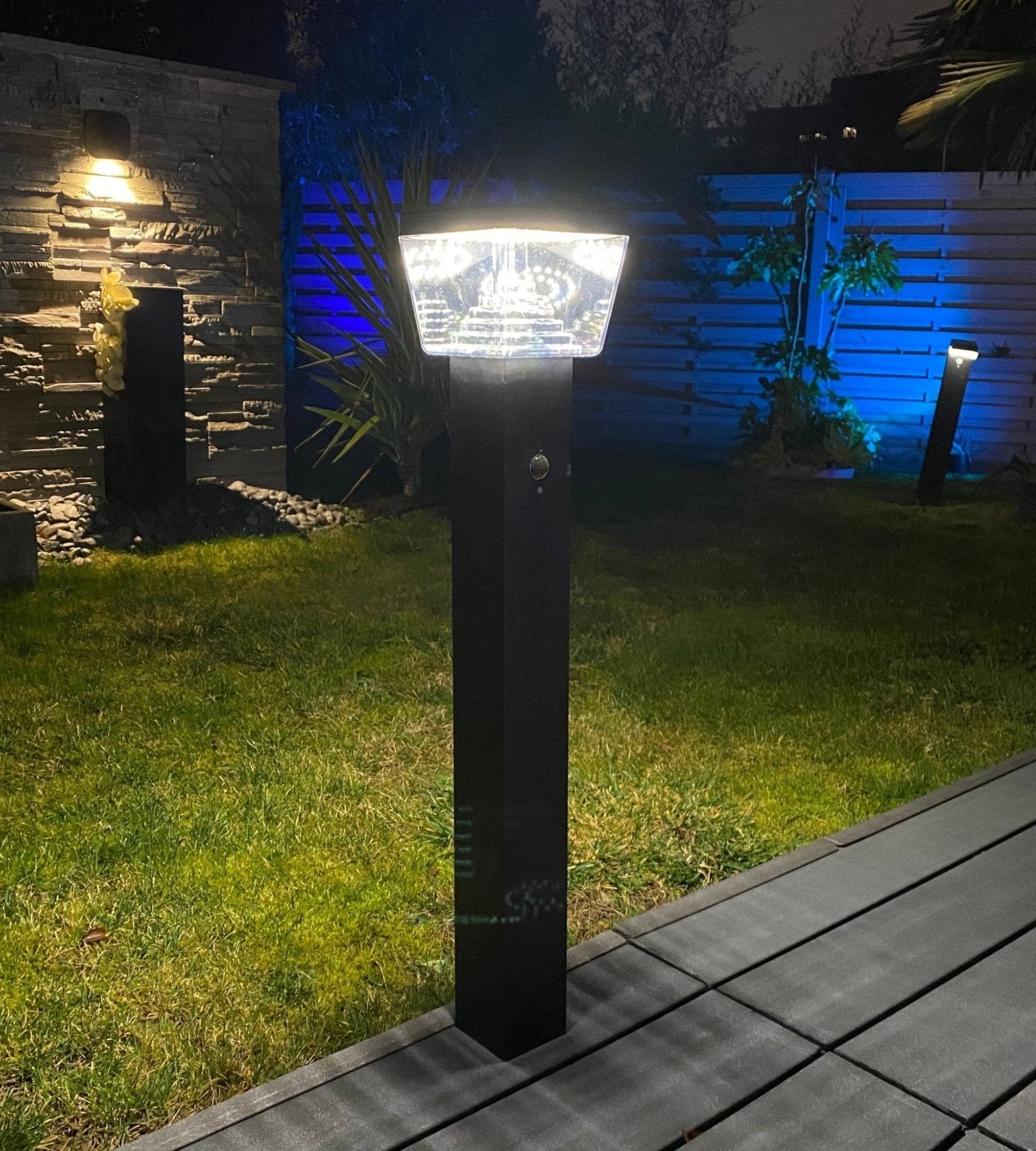 Borne Led solaire LIBERTY - Détecteur de mouvements - 3 modes d'éclairages 100 à 1000 lumens - Lumihome