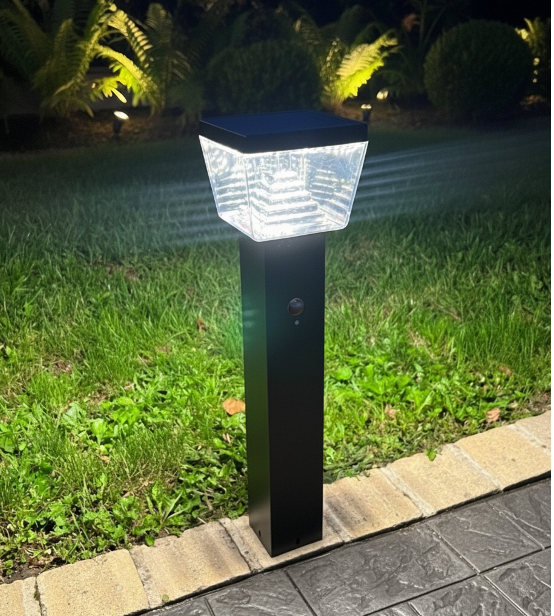 Borne Led solaire LIBERTY - Détecteur de mouvements - 3 modes d'éclairages 100 à 1000 lumens - Lumihome
