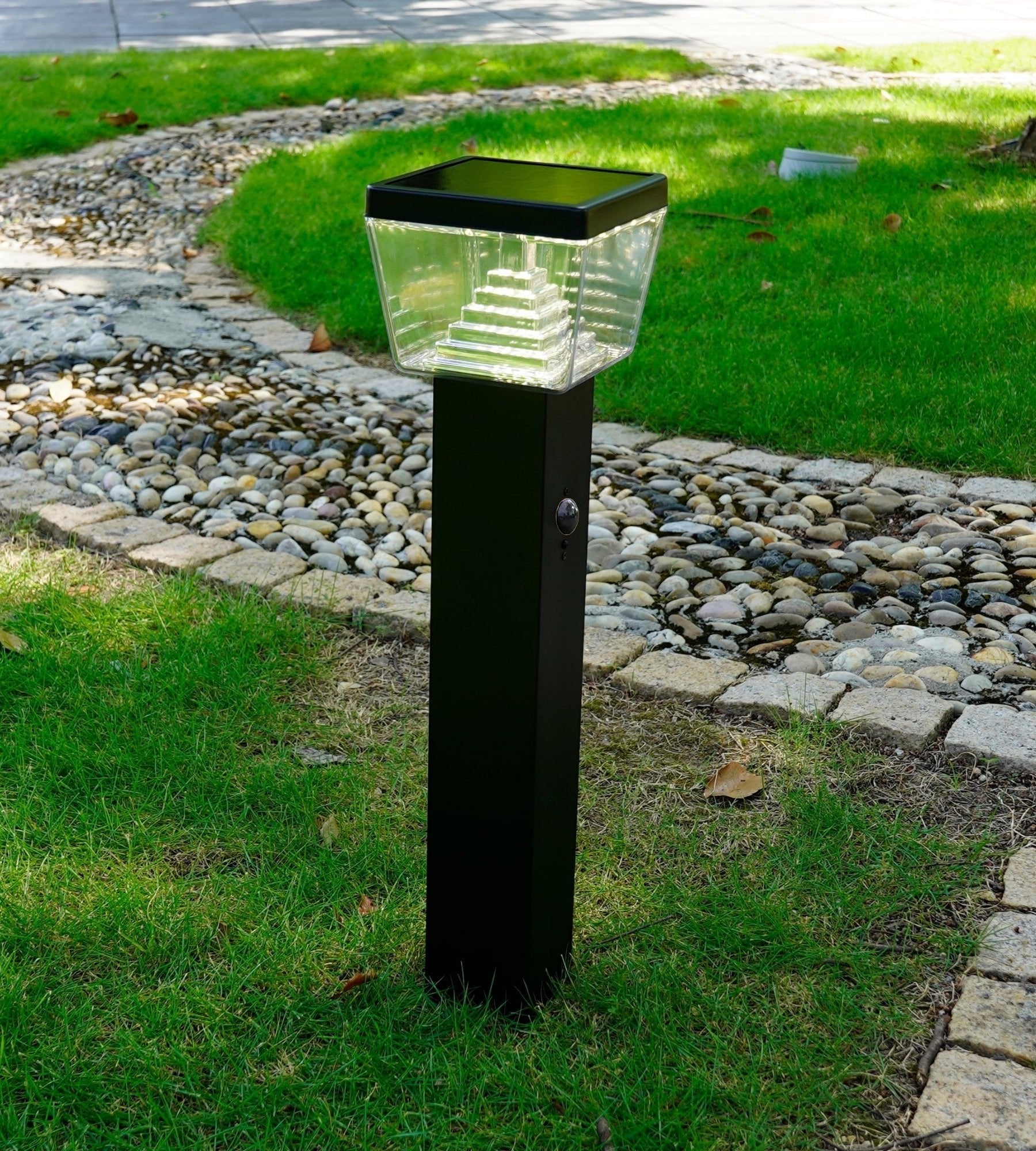Borne Led solaire LIBERTY - Détecteur de mouvements - 3 modes d'éclairages 100 à 1000 lumens - Lumihome