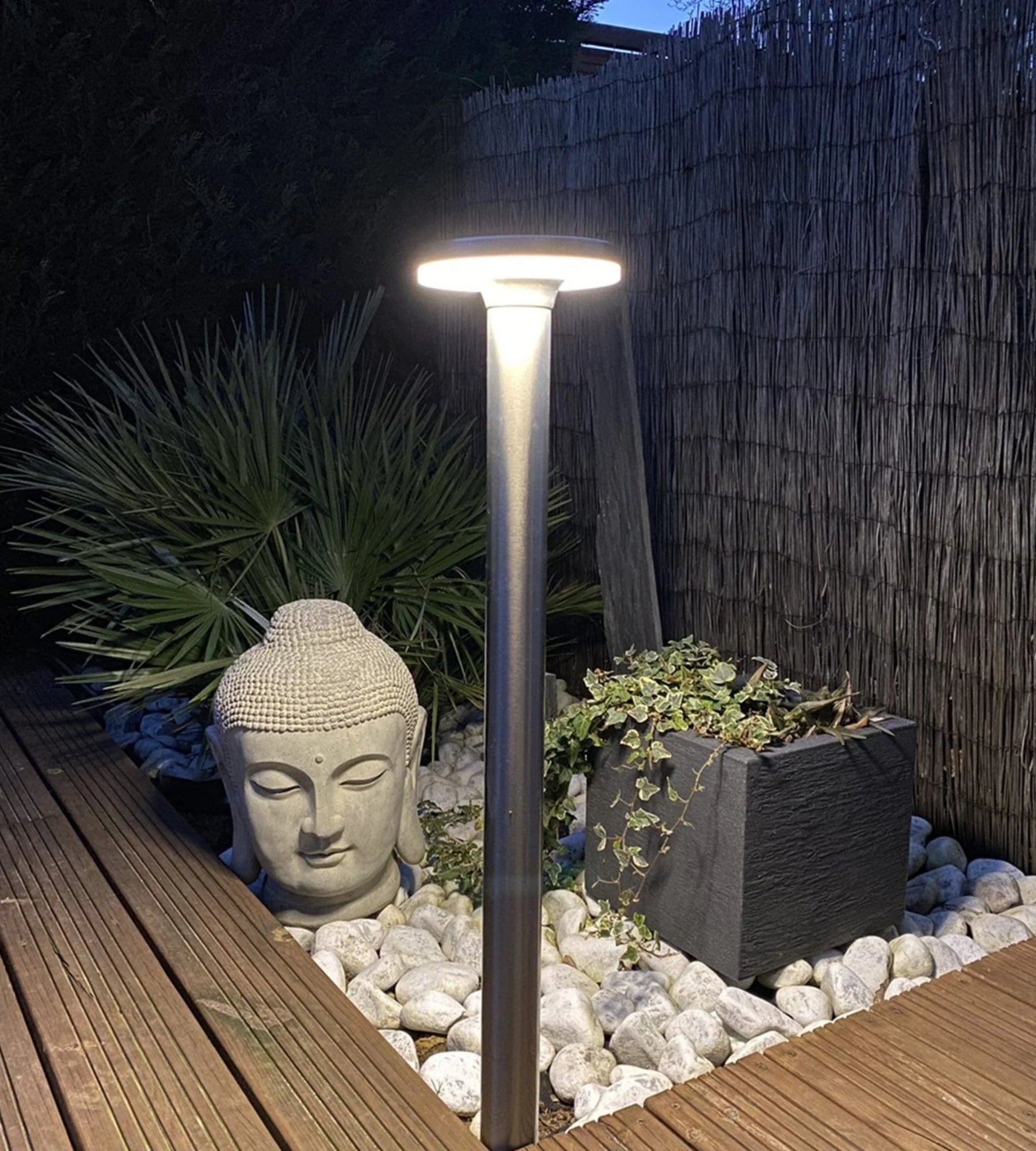 Borne Led solaire LIVING - Détecteur de mouvements - 3 modes d'éclairages 75 à 600 lumens - Lumihome
