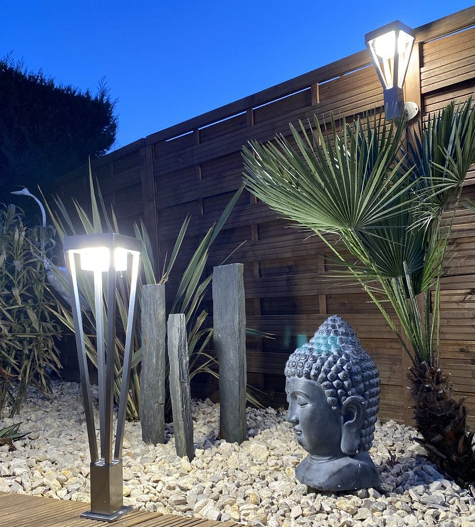 Borne Led solaire LUXOR - Détecteur de mouvements - 3 modes d'éclairages 75 à 600 lumens - Lumihome