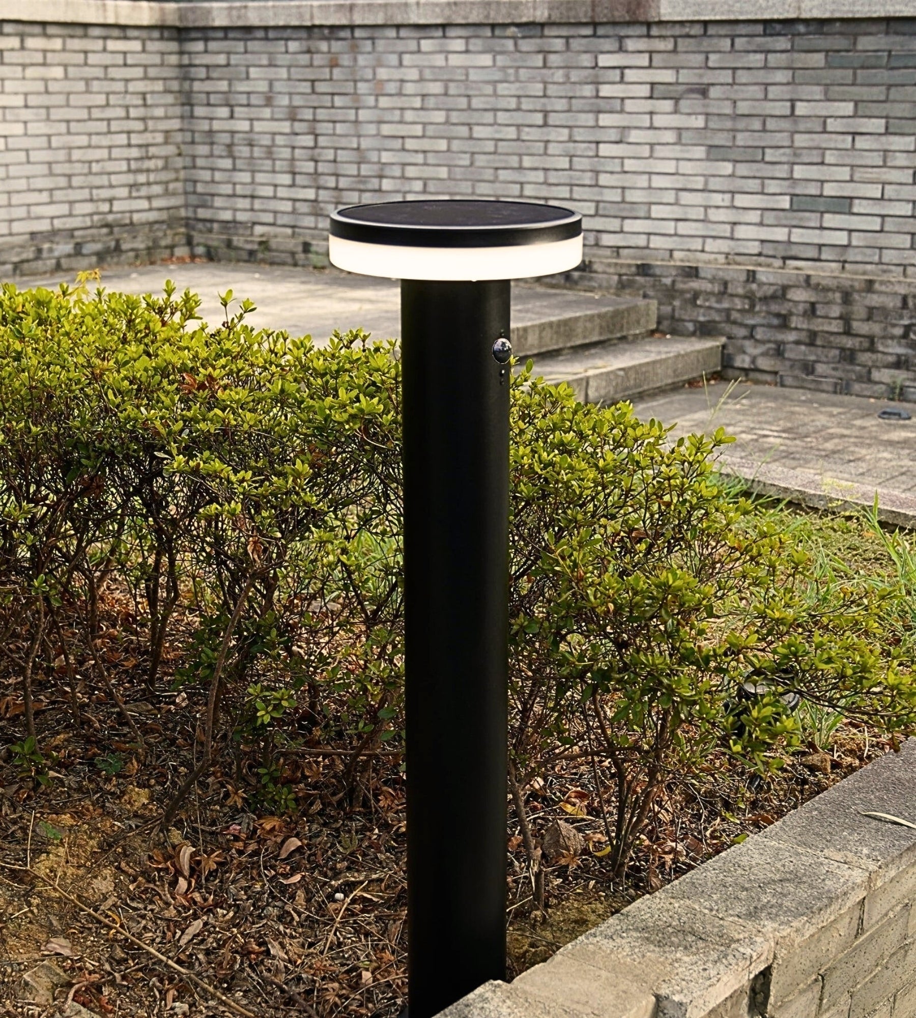 Borne Led solaire noire ALTO - Détecteur de mouvements - 3 modes d'éclairage de 150 à 1000 lumens - Lumihome