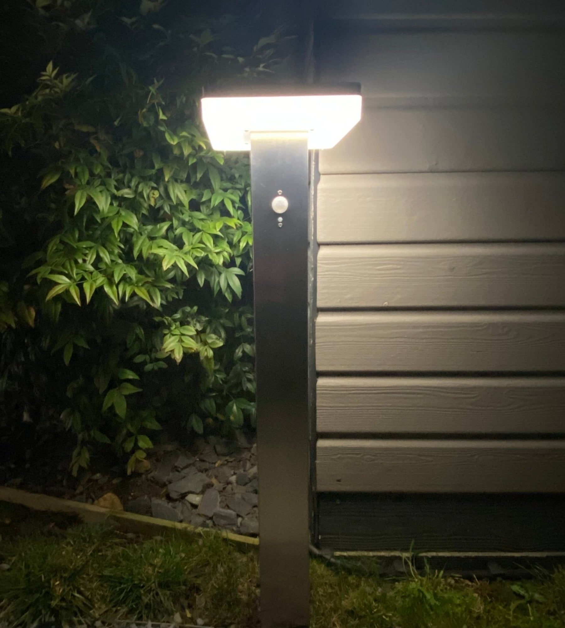 Borne extérieure LED solaire SUN–1000, 84cm, avec détecteur - 3 modes d'éclairages 150 à 1000 lumens