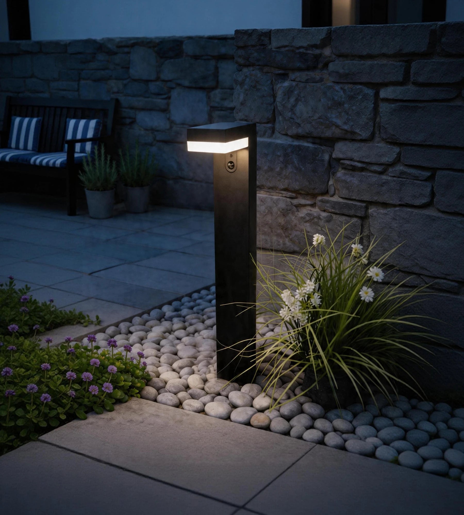 Borne extérieure LED solaire VENUS, Noire, 70cm, avec détecteur - 3 modes d'éclairage 100 à 1000 lumens