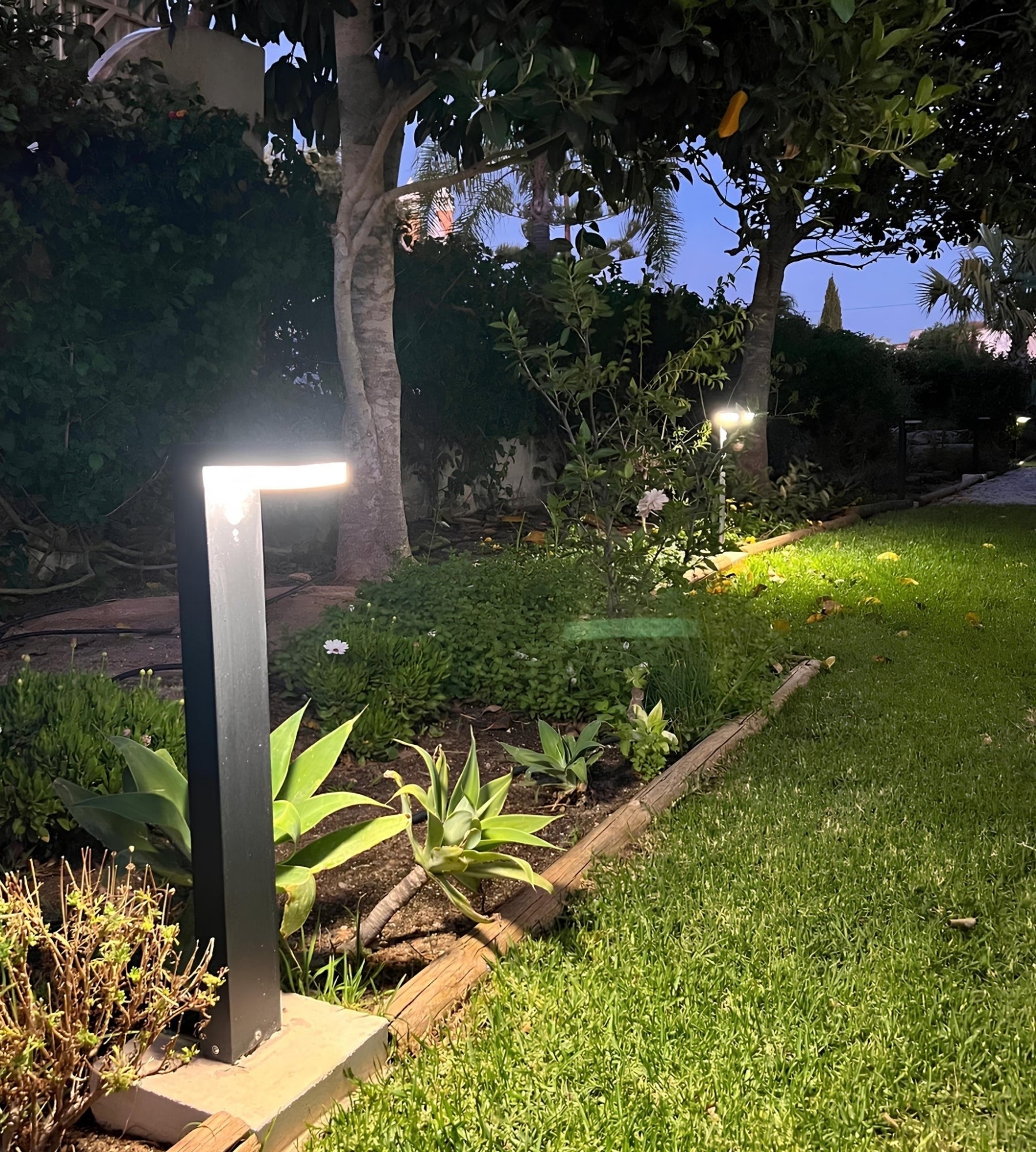 Borne Led Solaire VENUS - Détecteur de mouvements - 3 modes d'éclairage 75 à 600 lumens - Lumihome