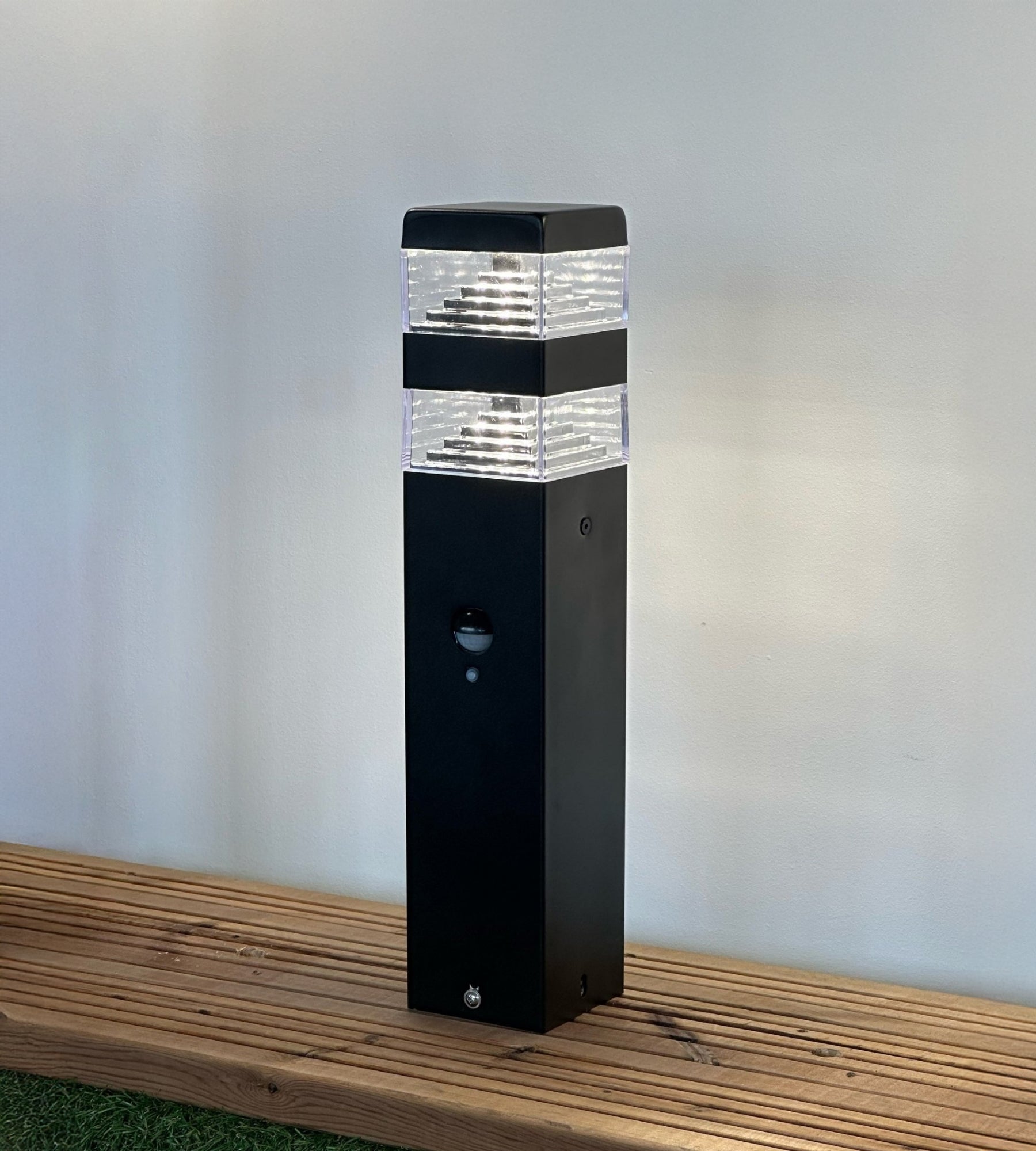 Borne Pyramide 32 Led avec détecteur - Lumihome