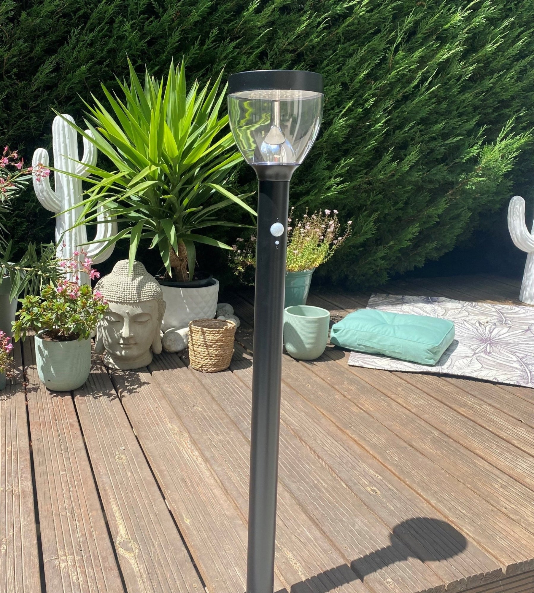 Borne extérieure LED solaire LUNA, Noire, avec détecteur - 3 modes d'éclairages de 75 à 600 lumens