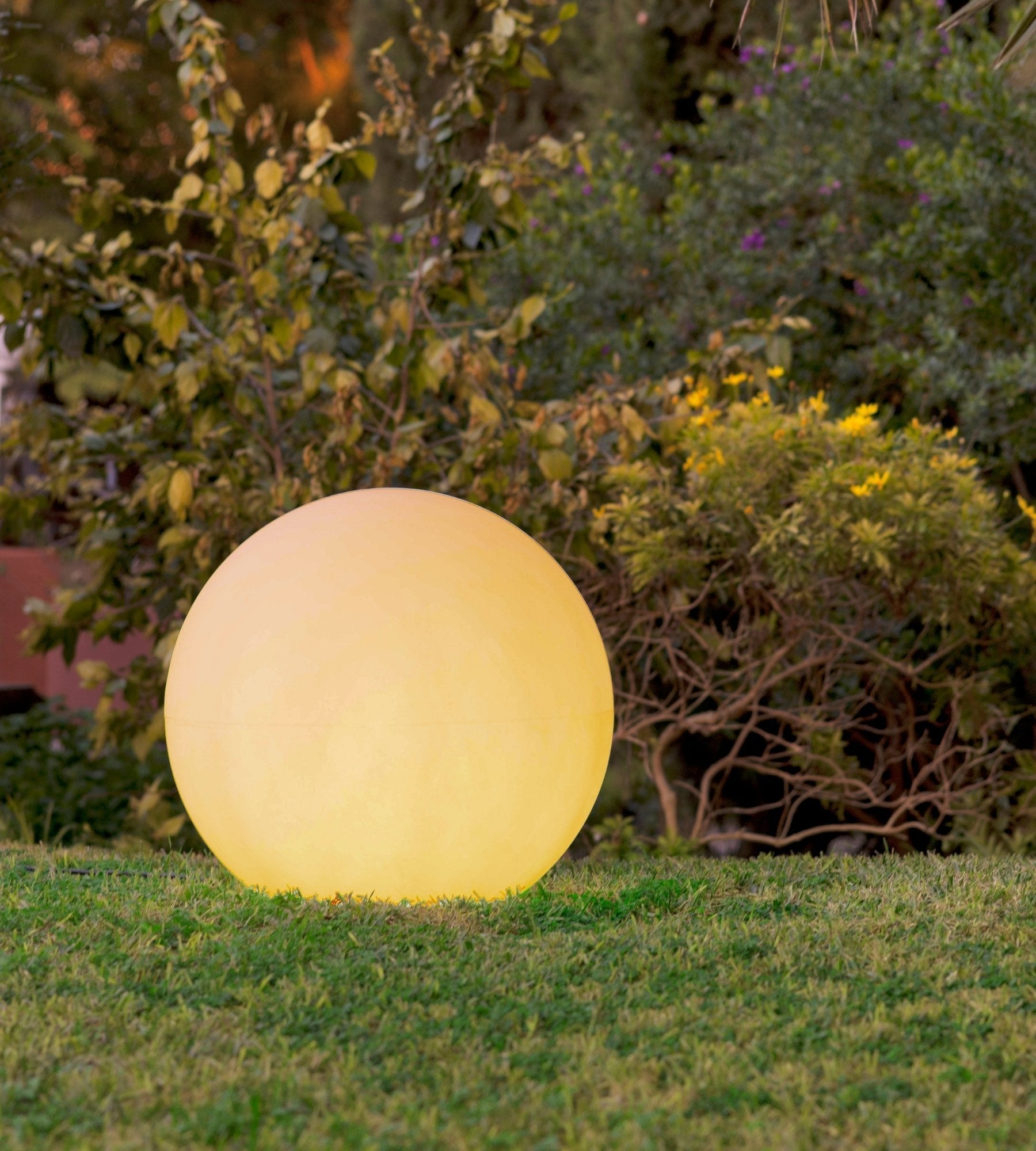 Boule lumineuse solaire et rechargeable BULY - RGB+CCT télécommandable - Extérieur et Intérieur - Lumihome