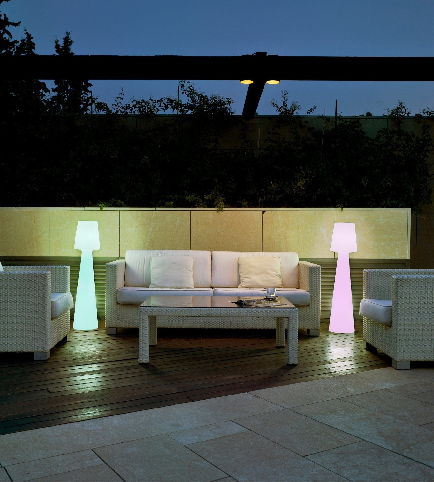 Lampadaire design rechargeable LOLA - Éclairage blanc et multicolore réglable - Extérieur et Intérieur - Lumihome