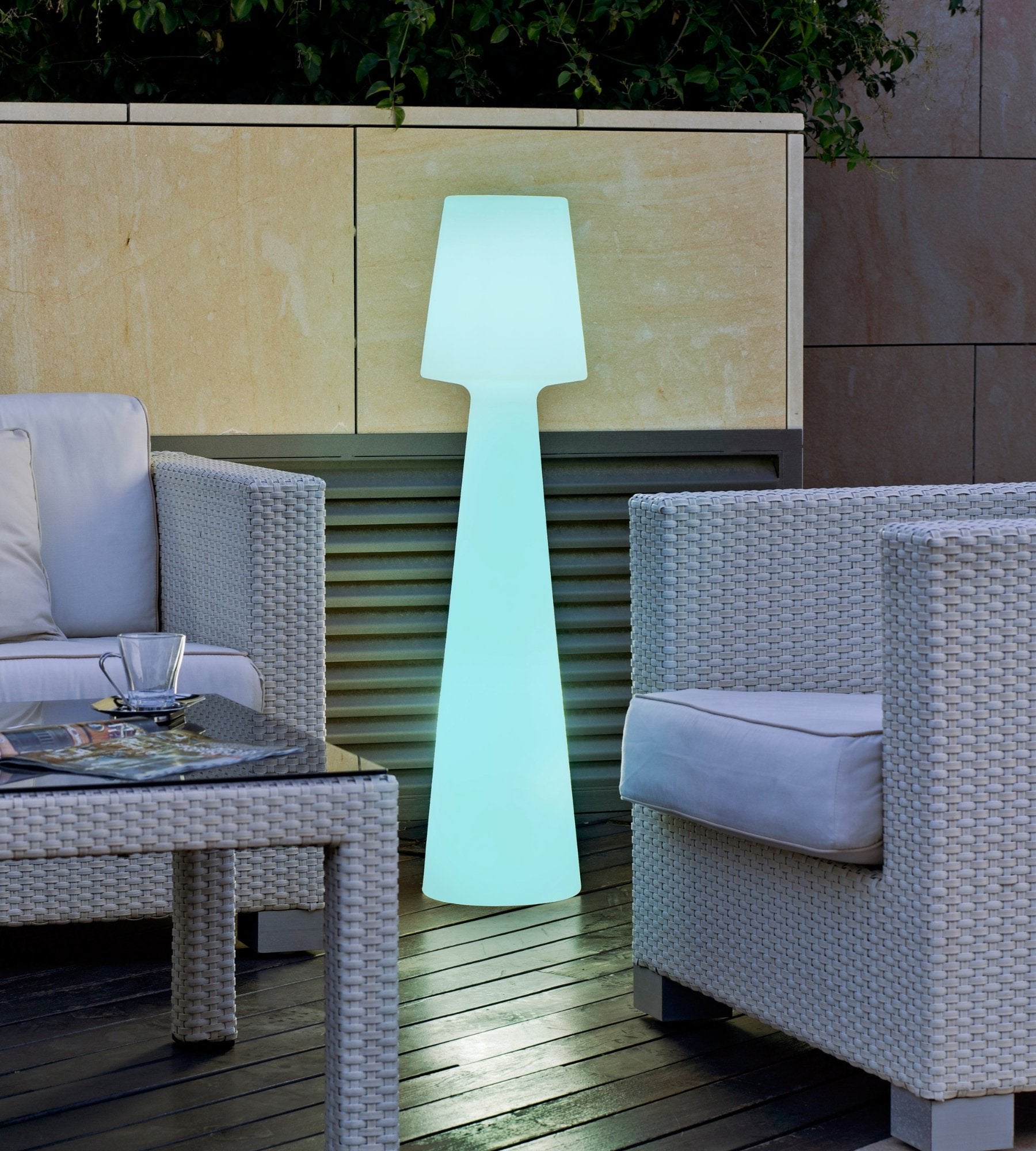 Lampadaire design rechargeable LOLA - Éclairage blanc et multicolore réglable - Extérieur et Intérieur - Lumihome