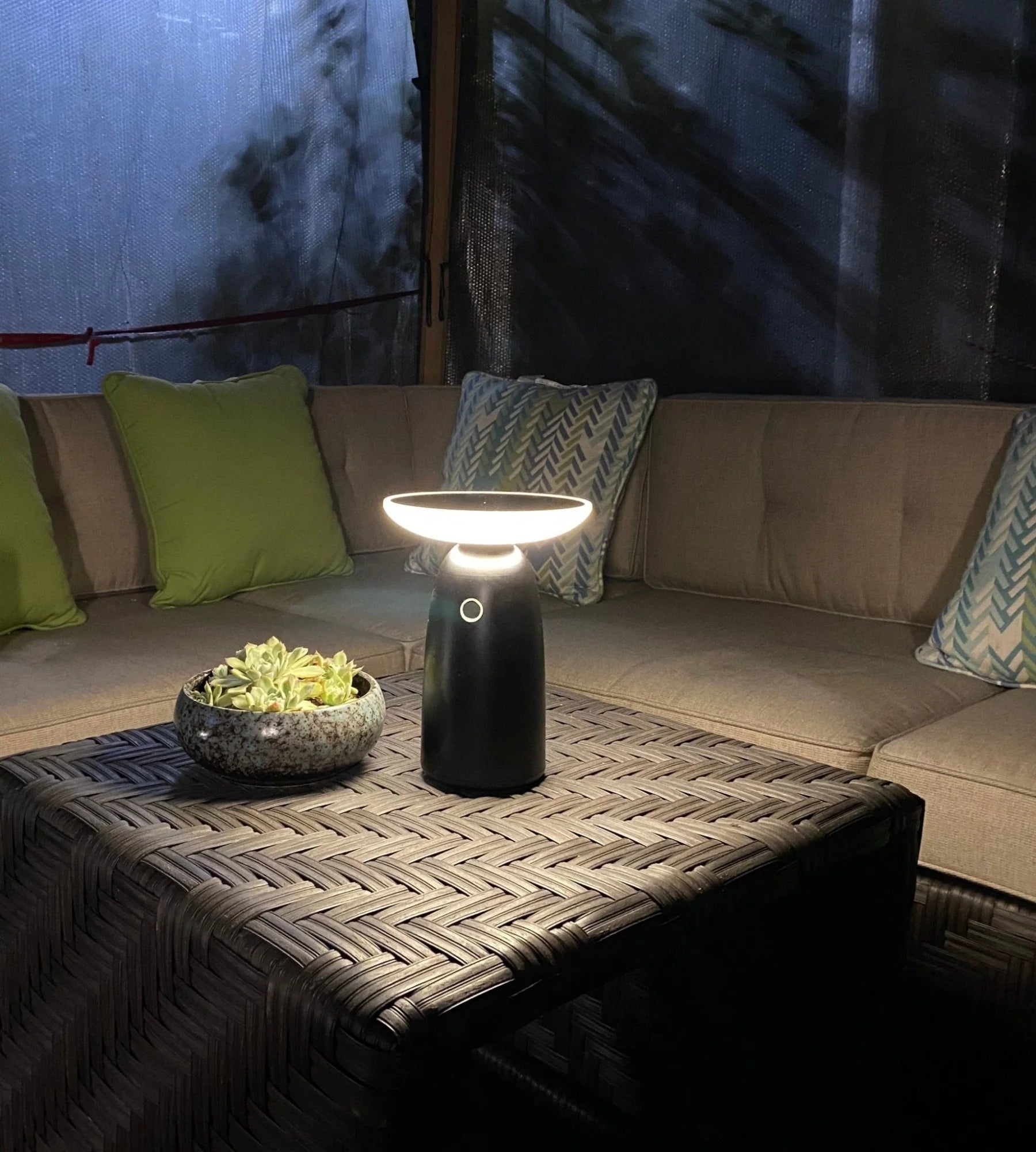 Lampe de table Led solaire noire HALO - 2 modes d'éclairage 100 à 1000 lumens - 4000K - Prise USB - C - Lumihome