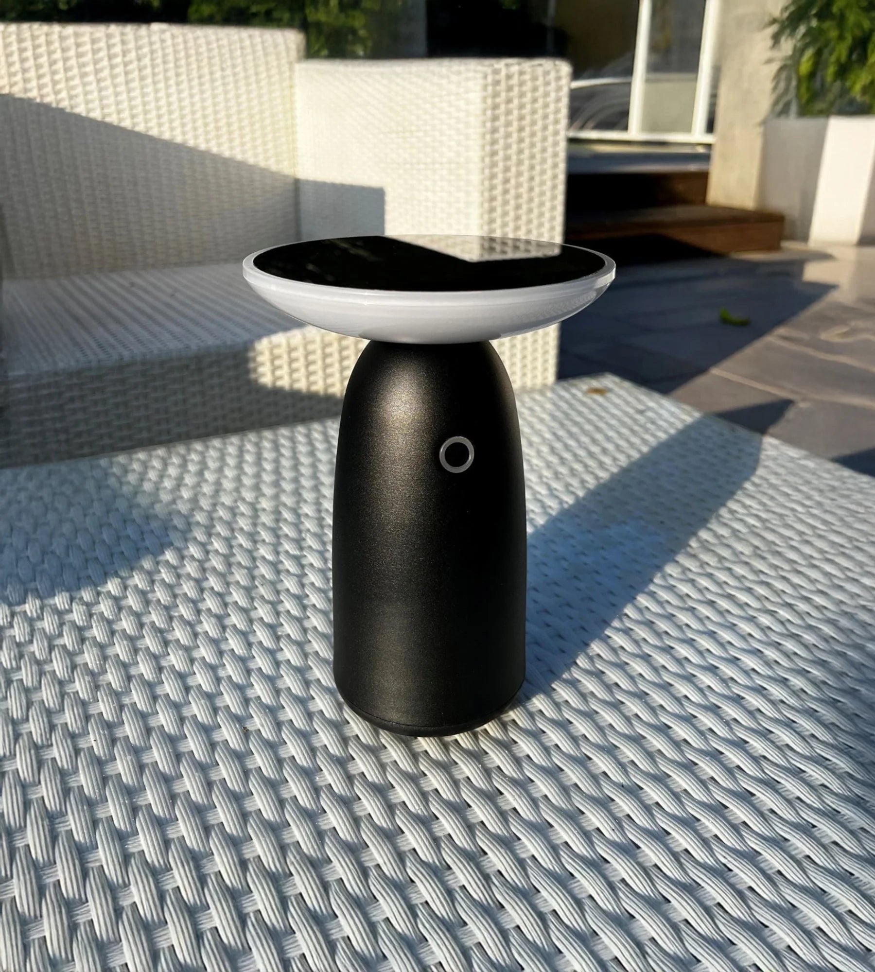 Lampe de table Led solaire noire HALO - 2 modes d'éclairage 100 à 1000 lumens - 4000K - Prise USB - C - Lumihome