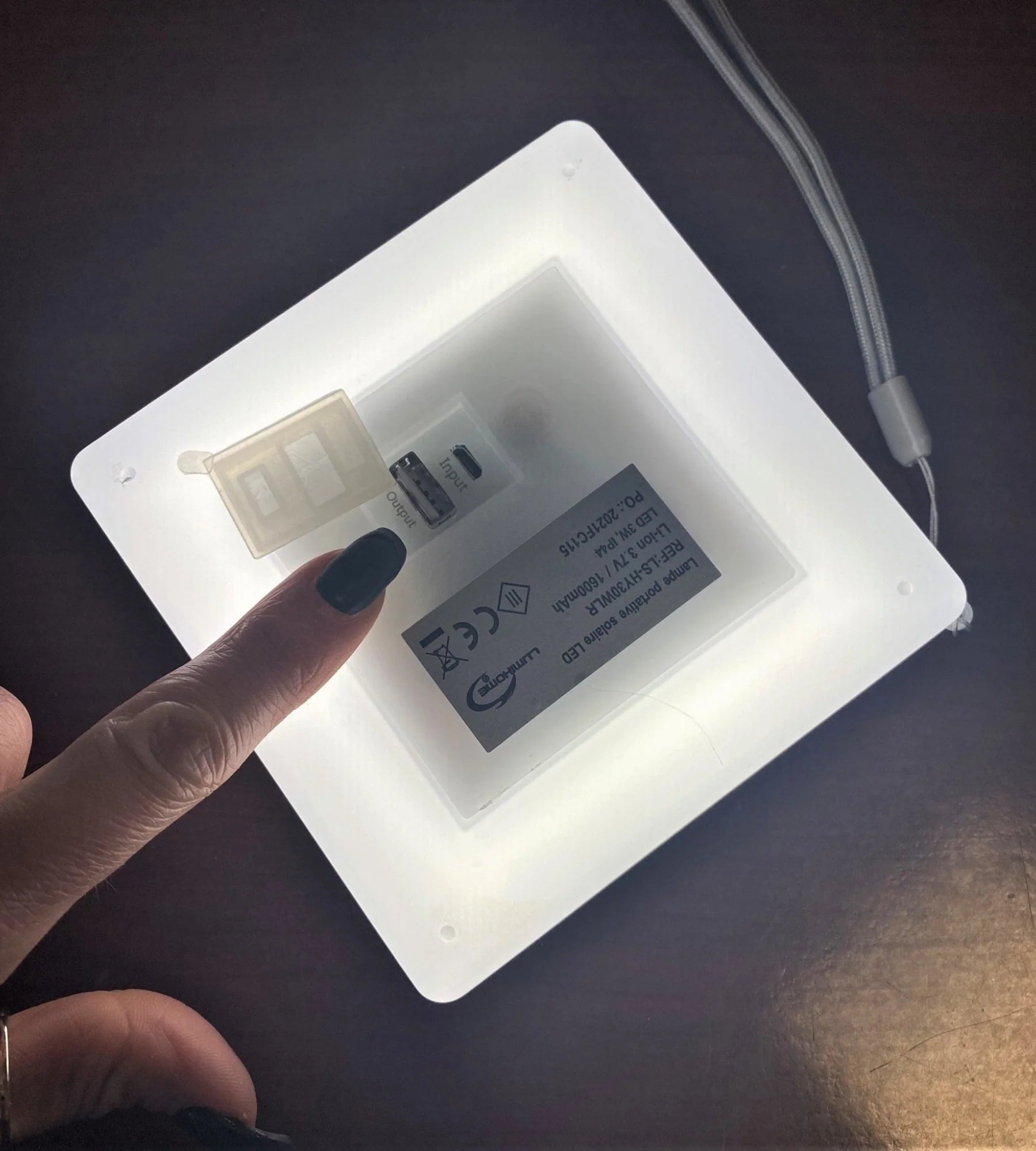 Lampe de table Led solaire NOMADE carré - 5 modes d'éclairages de 40 à 270 lumens - Prise USB - Batterie 1600mAh - Lumihome