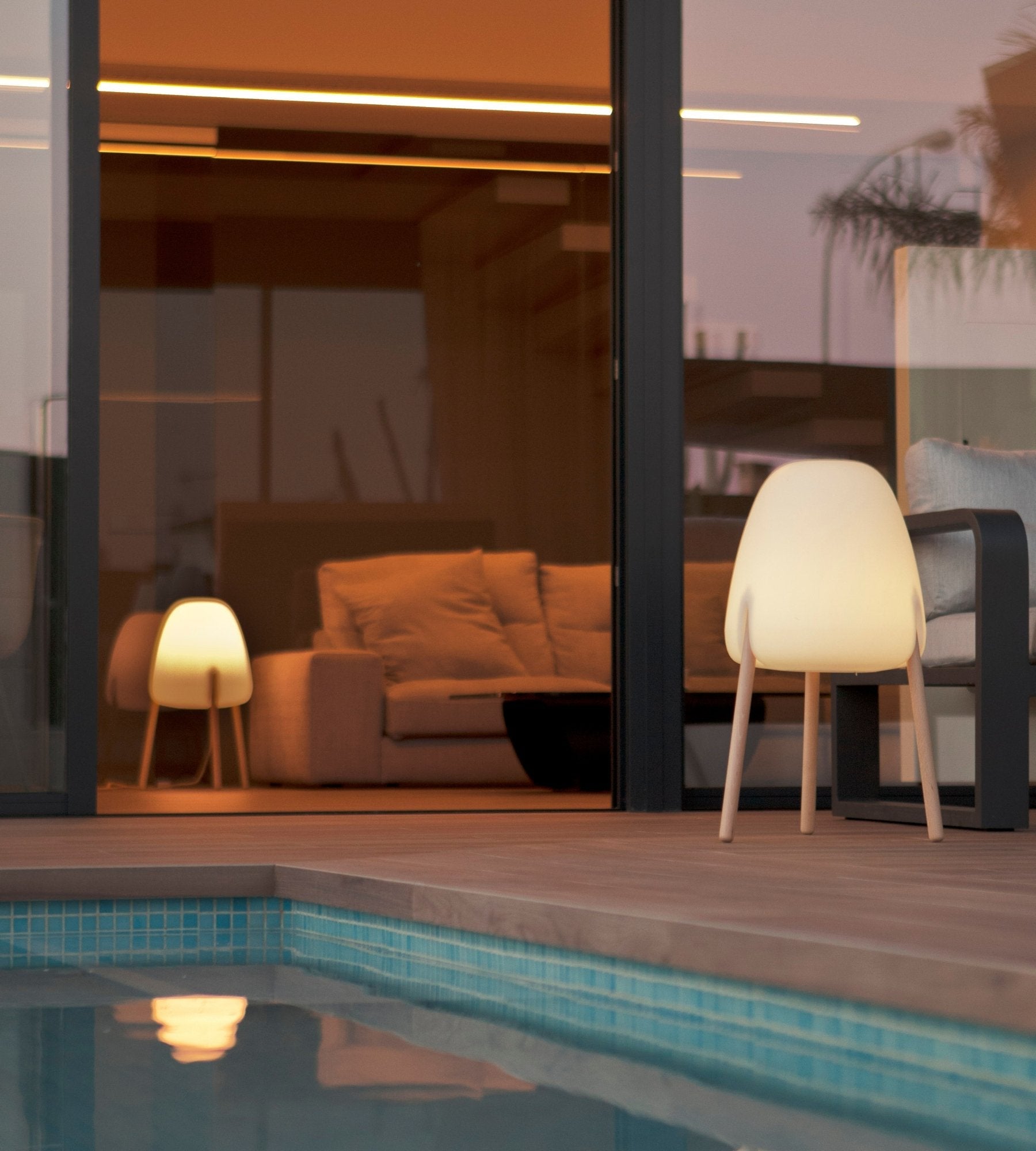 Lampe design solaire ROCKET - Éclairage blanc et multicolore réglable - Éxtérieur et Intérieur - Lumihome