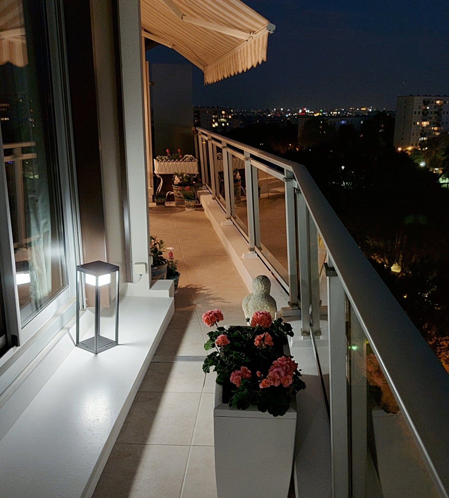 Lanterne LED solaire PICASSO, Noire, avec détecteur - 3 modes d'éclairage de 75 à 600 lumens