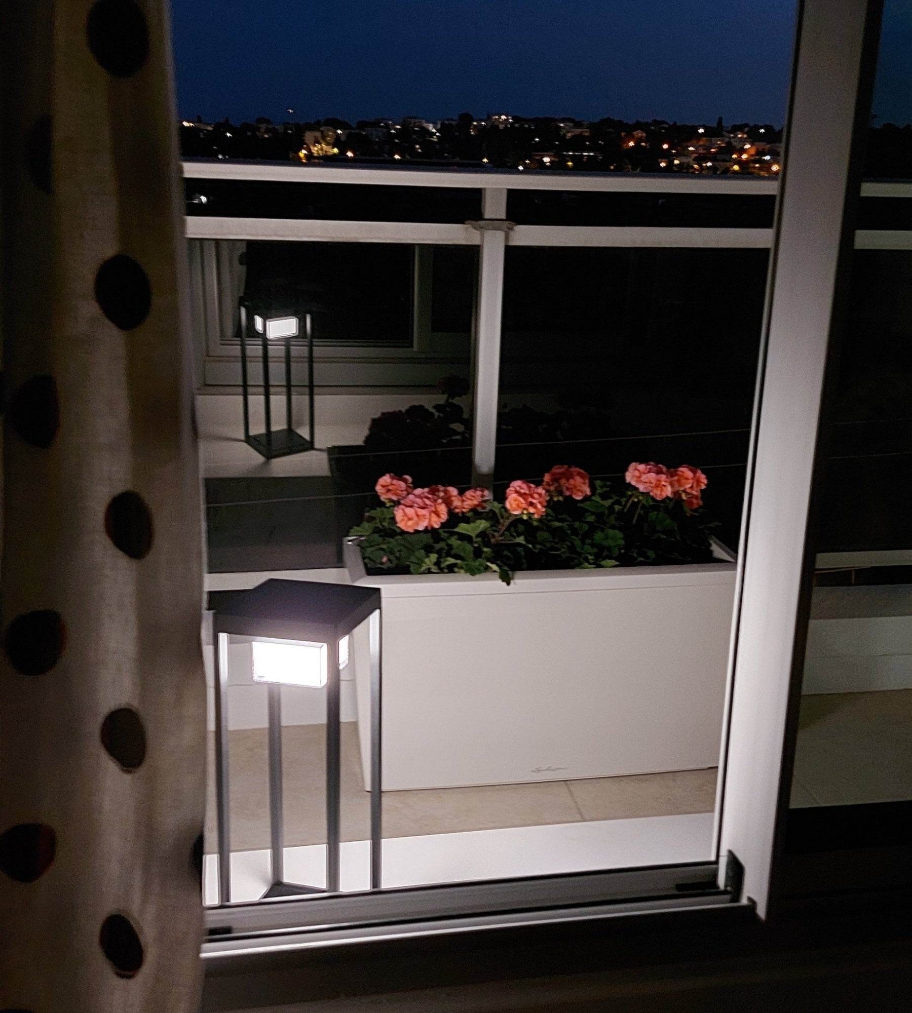 Lanterne LED solaire PICASSO, Noire, avec détecteur - 3 modes d'éclairage de 75 à 600 lumens