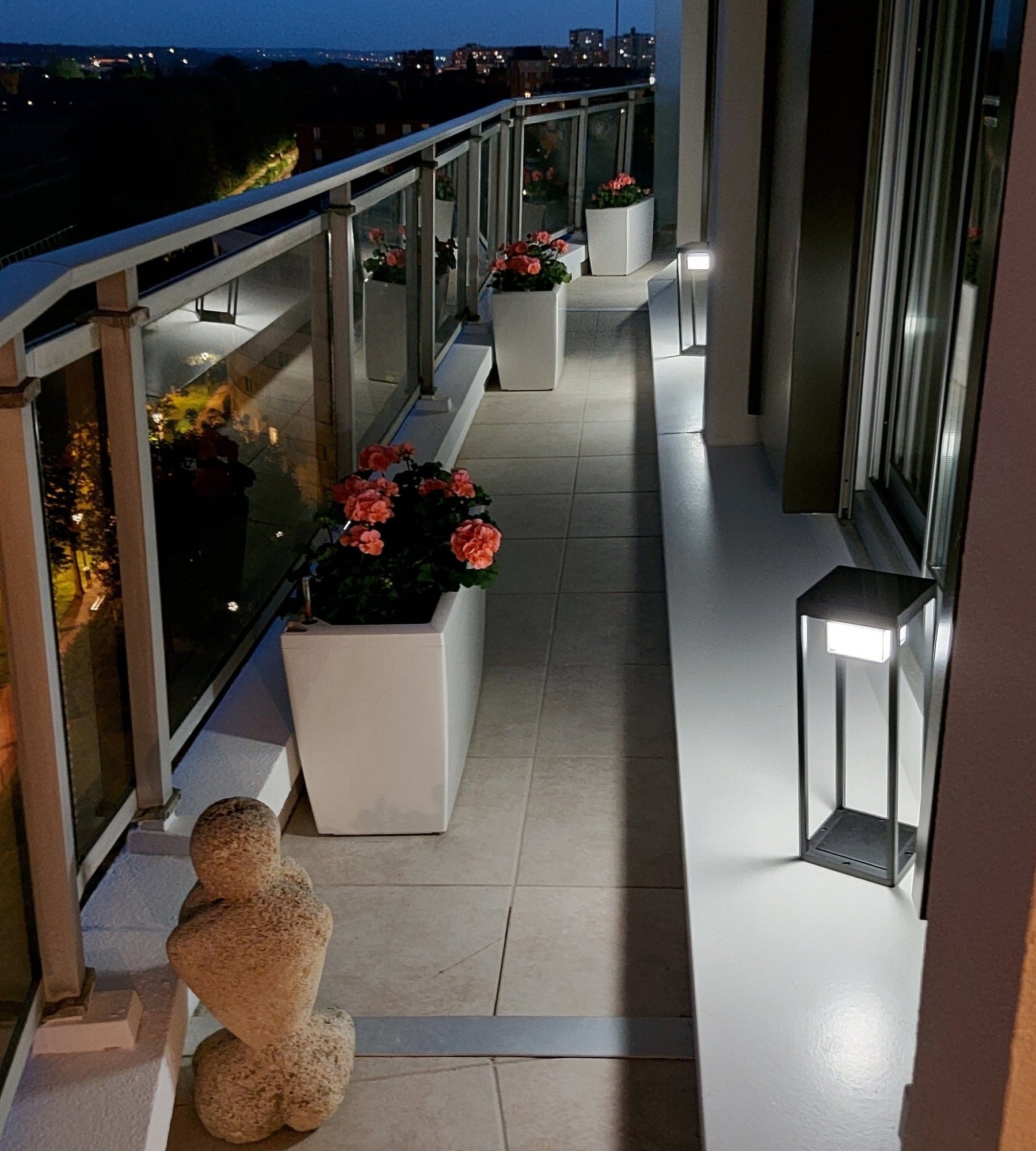 Lanterne LED solaire PICASSO, Noire, avec détecteur - 3 modes d'éclairage de 75 à 600 lumens